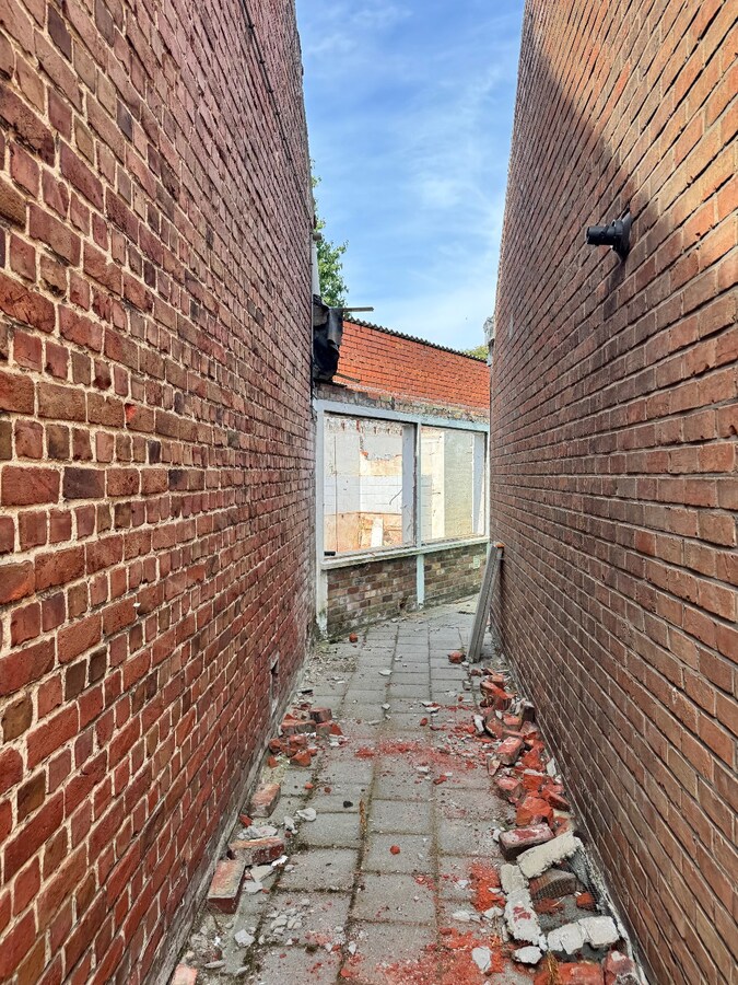 Gedeeltelijk afgebroken woning met potentieel te Koekelare 