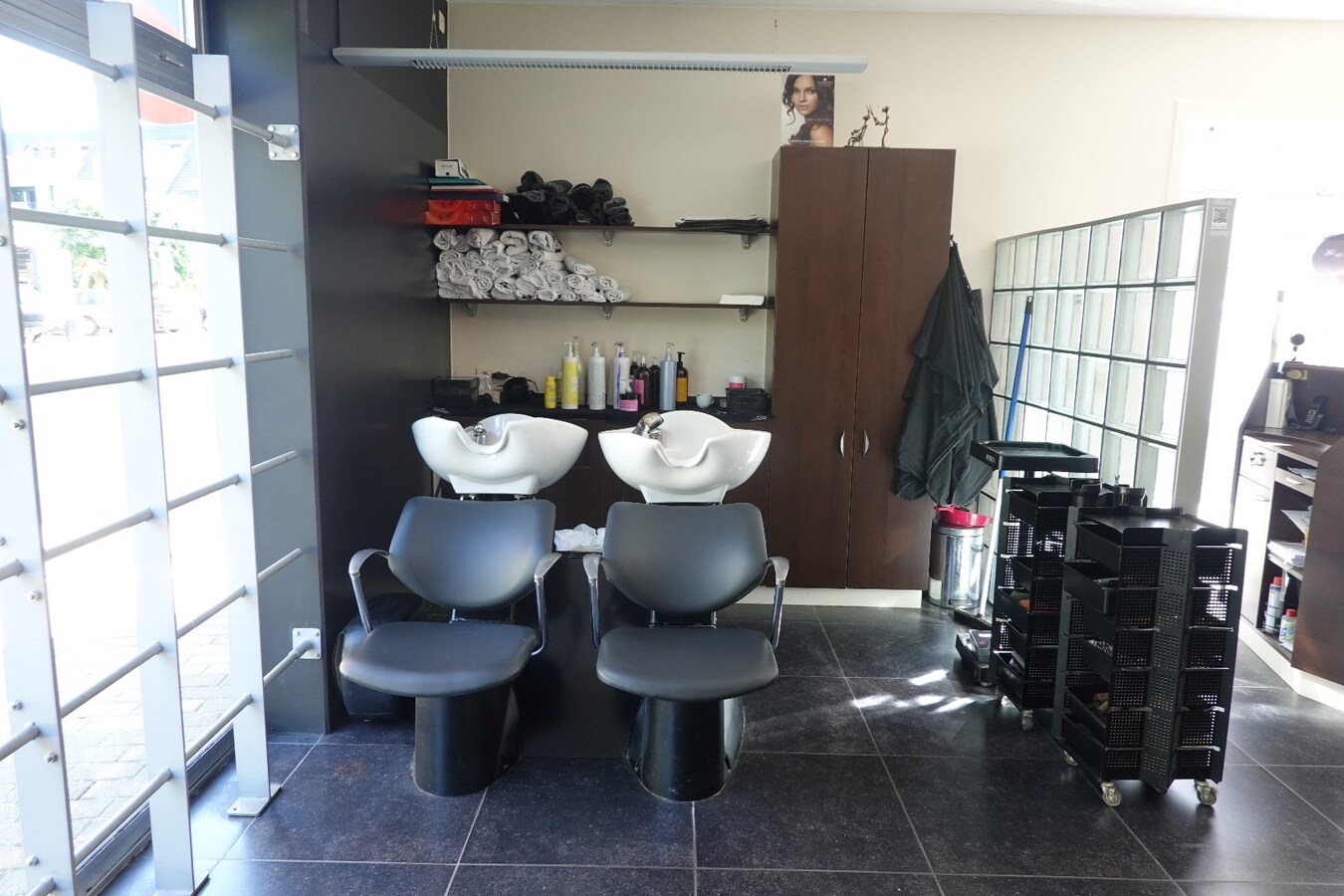 Overname gekende kapsalonzaak – Instapklaar handelspand te huur in het centrum van Oudenburg 