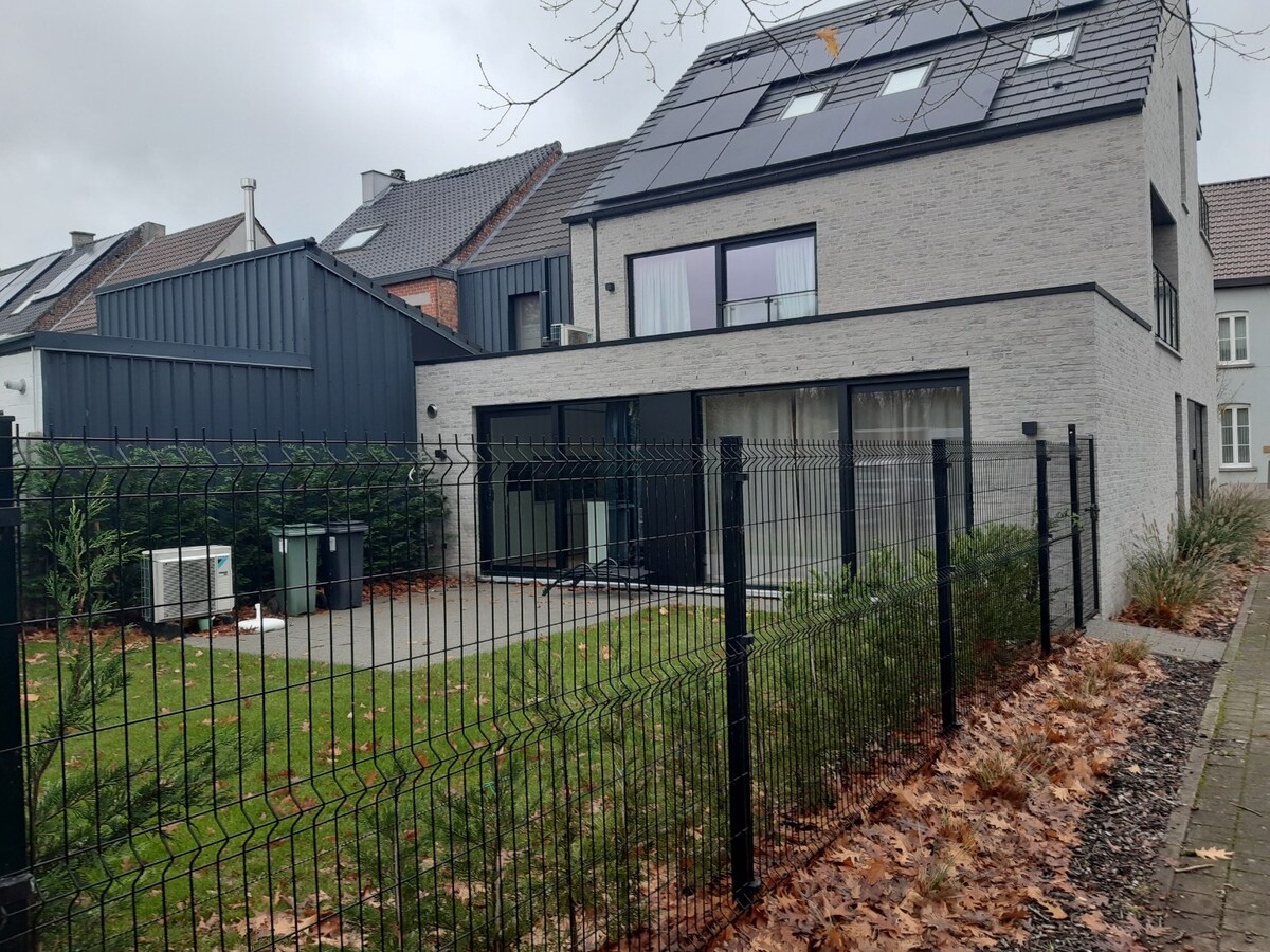 BEN-appartement met terras en tuintje. 
