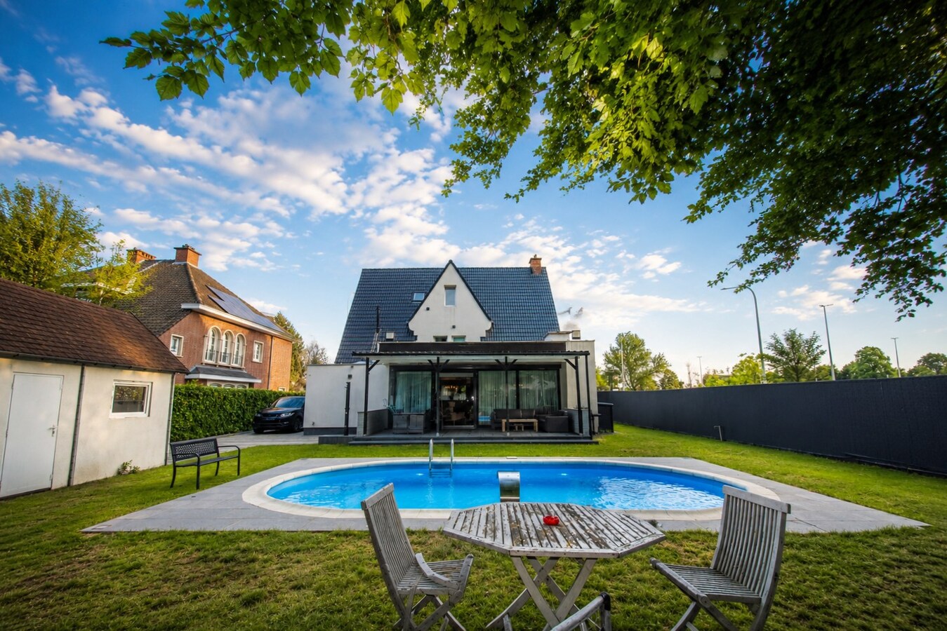 Exclusieve instapklare villa met buitenzwembad, uitzonderlijke leefruimte en 6 slaapkamers op topligging in Sint-Niklaas 