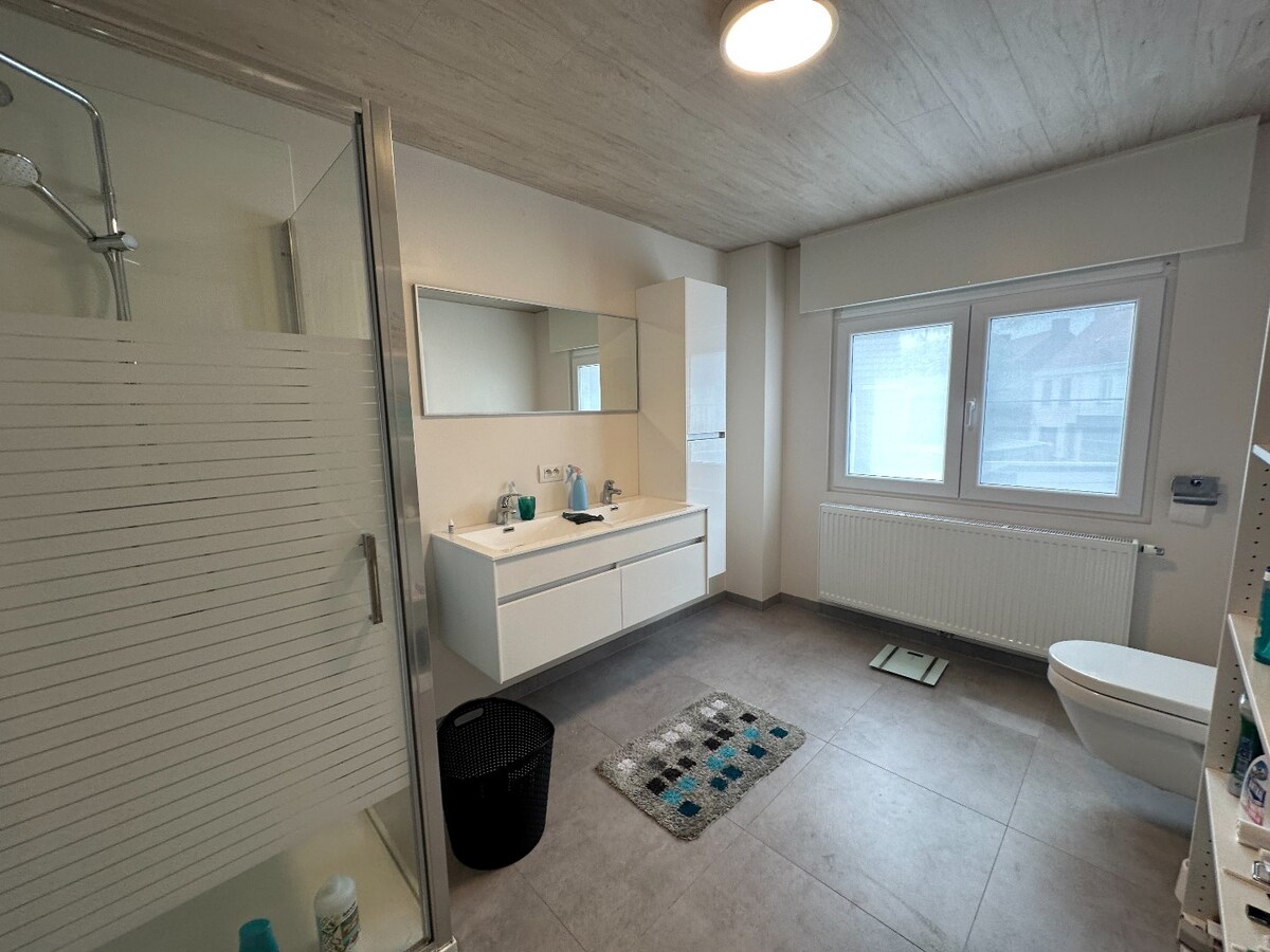 Verrassend ruime woning met 3 ruime slaapkamers en garage 