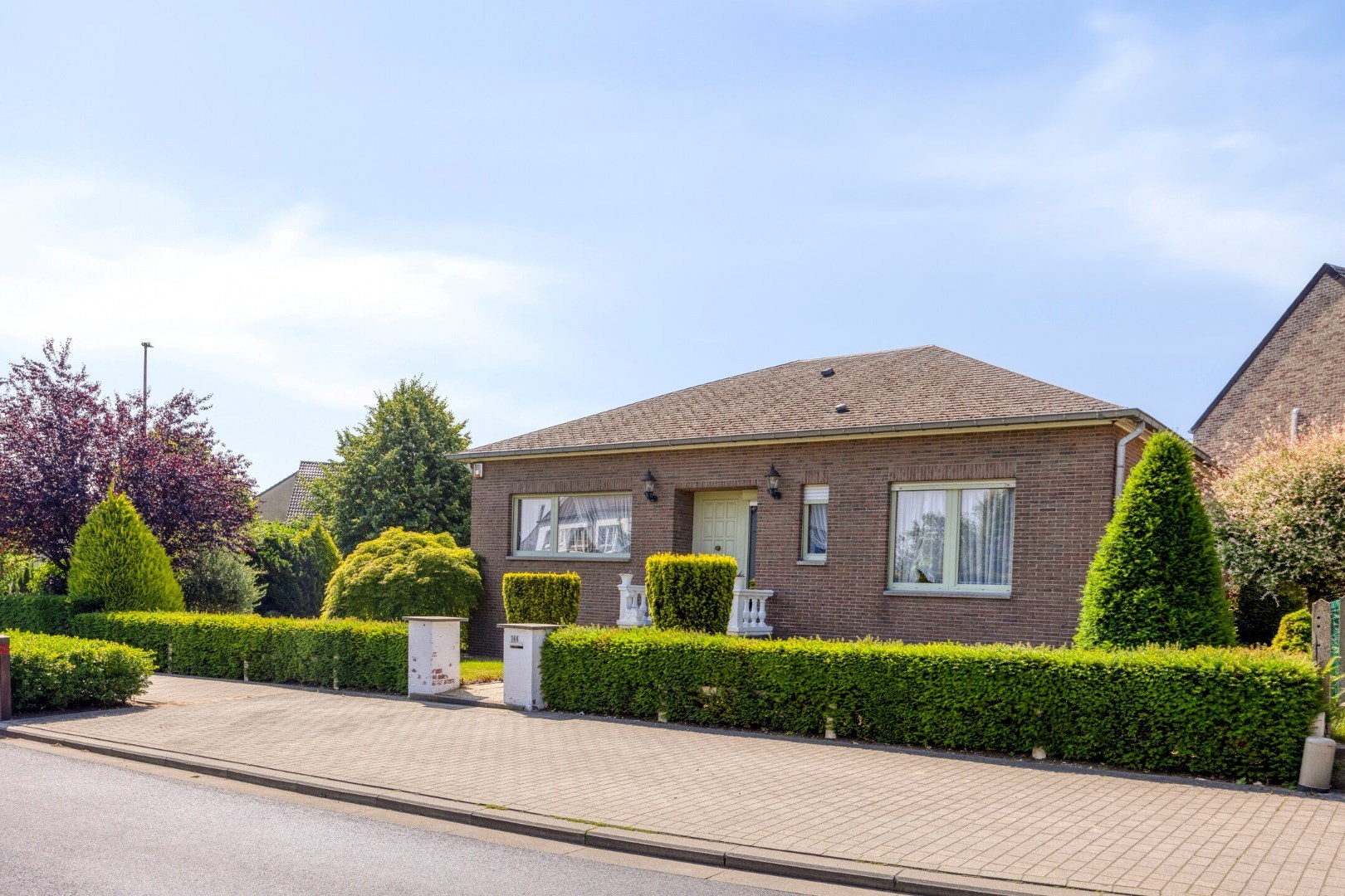 BUNGALOW – 2/4 kamers, dubbele garage &amp; kelders – 1650 BEERSEL 