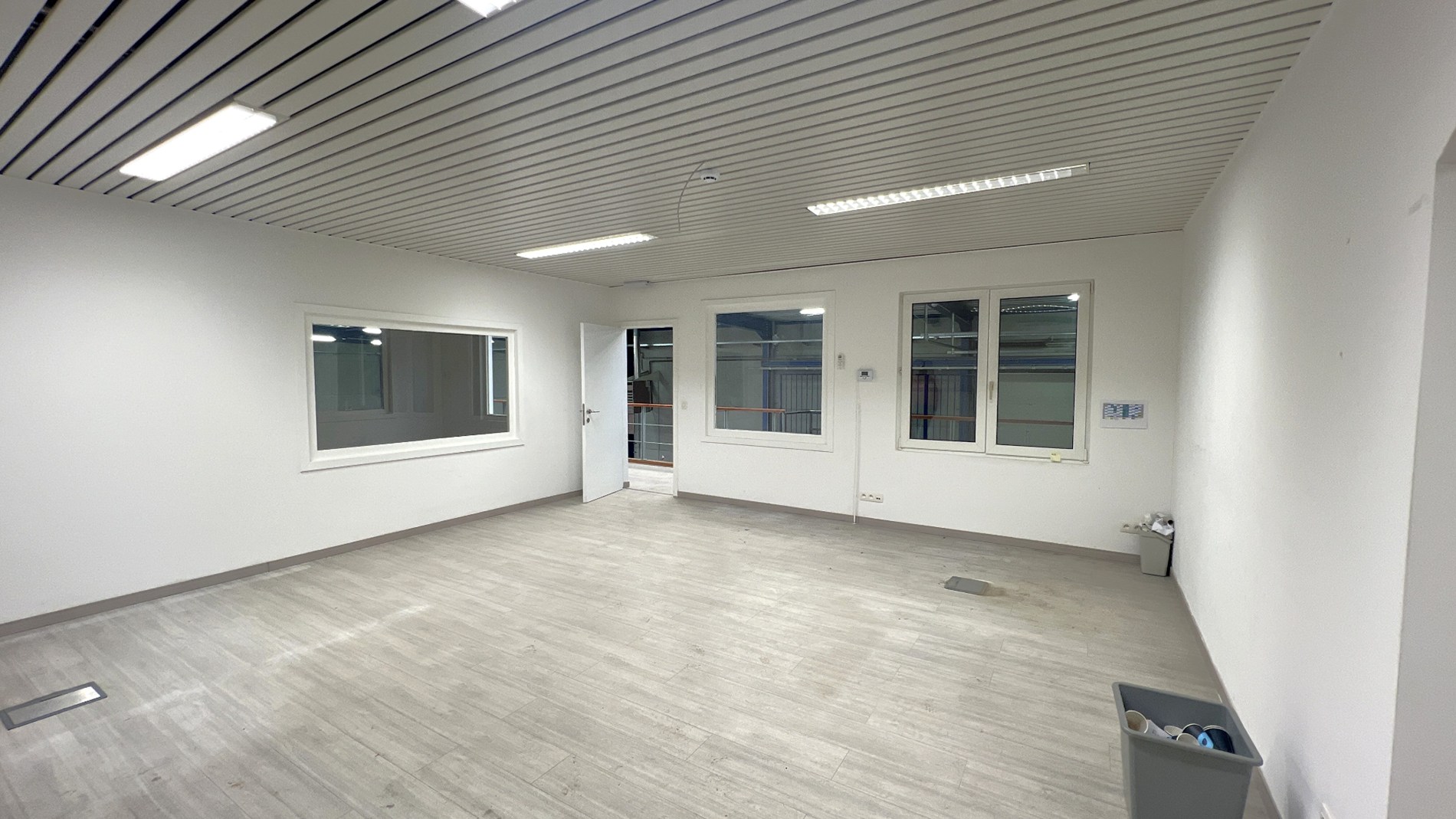 Bedrijfsgebouw te koop nabij R4 te Gent