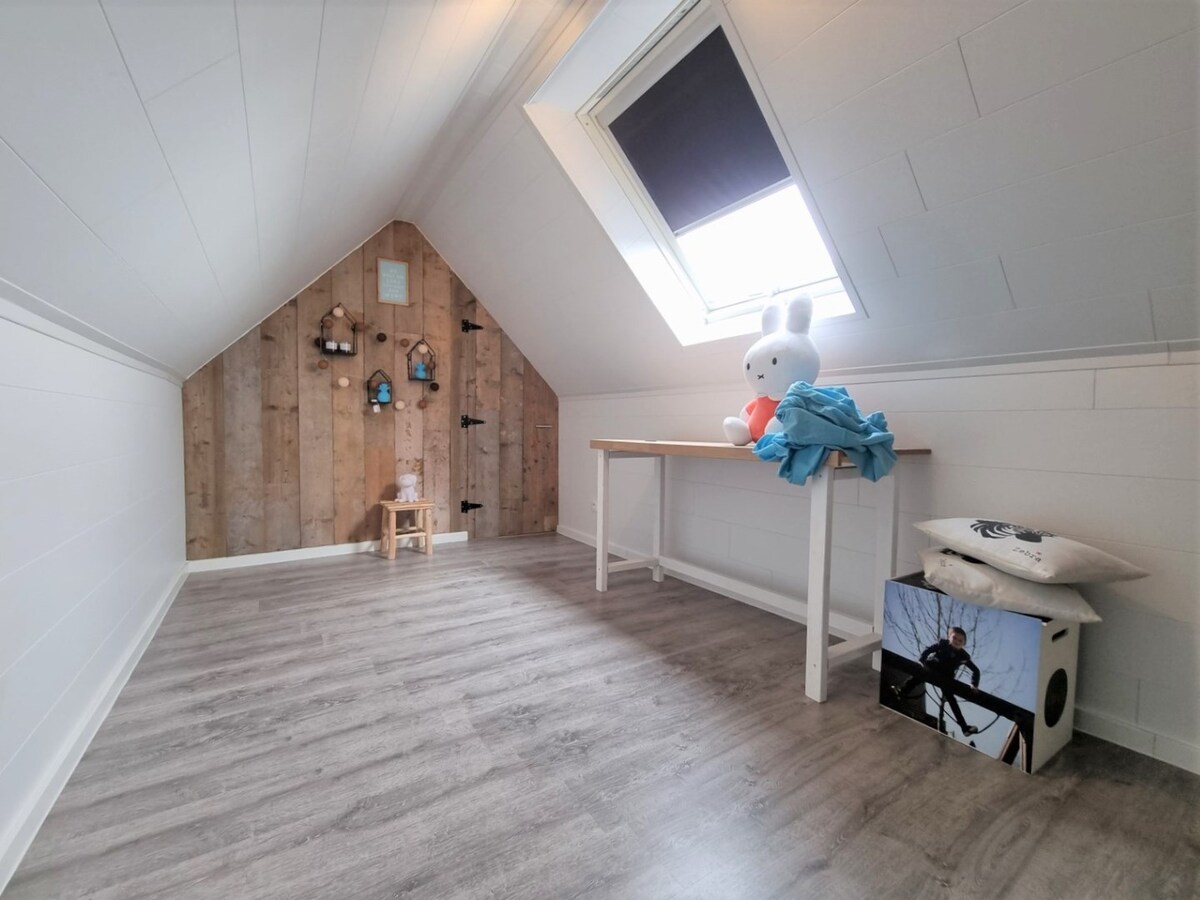 Mooie gezinswoning met tuin &amp; garage in rustige, kindvriendelijke woonwijk - Dudzele 