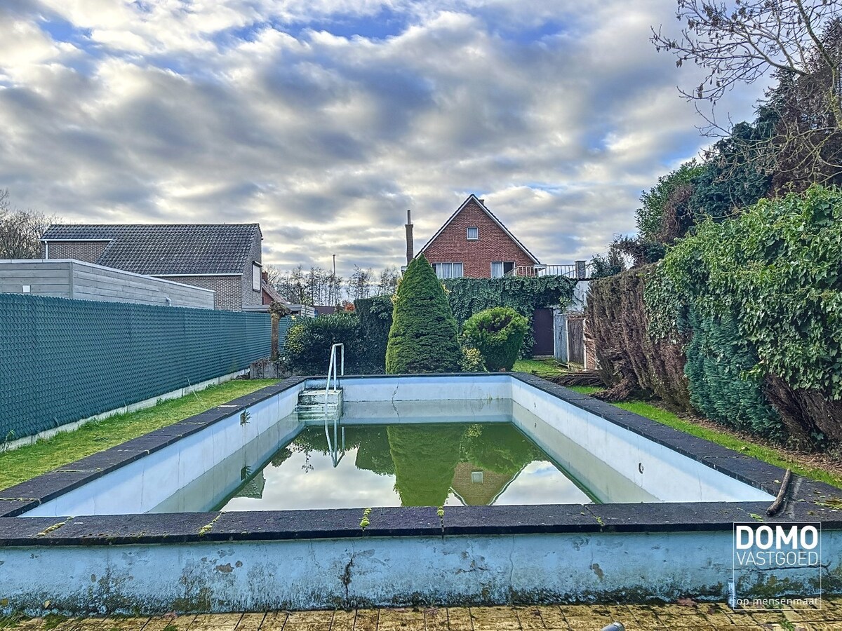 Ruime open bebouwing met tuin gelegen te Kermt. 