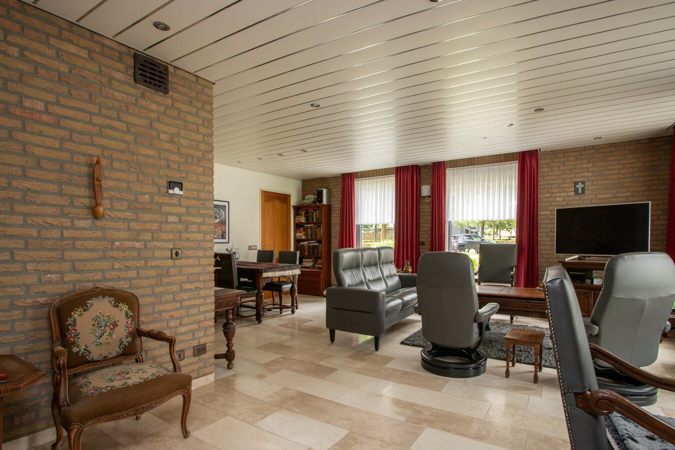 Vrijstaande degelijk gebouwde woning met inpandige dubbele garage. 