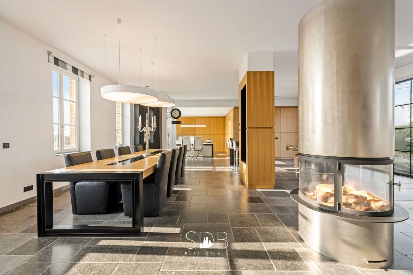 Prachtige villa in hoevestijl met bijgebouwen en akkerlanden/weilanden op 1,45ha 