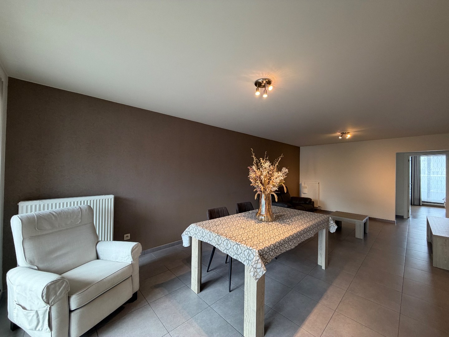 Gezellig en mooi appartement met 2 slaapkamers en autostaanplaats te huur in centrum van Geel! 