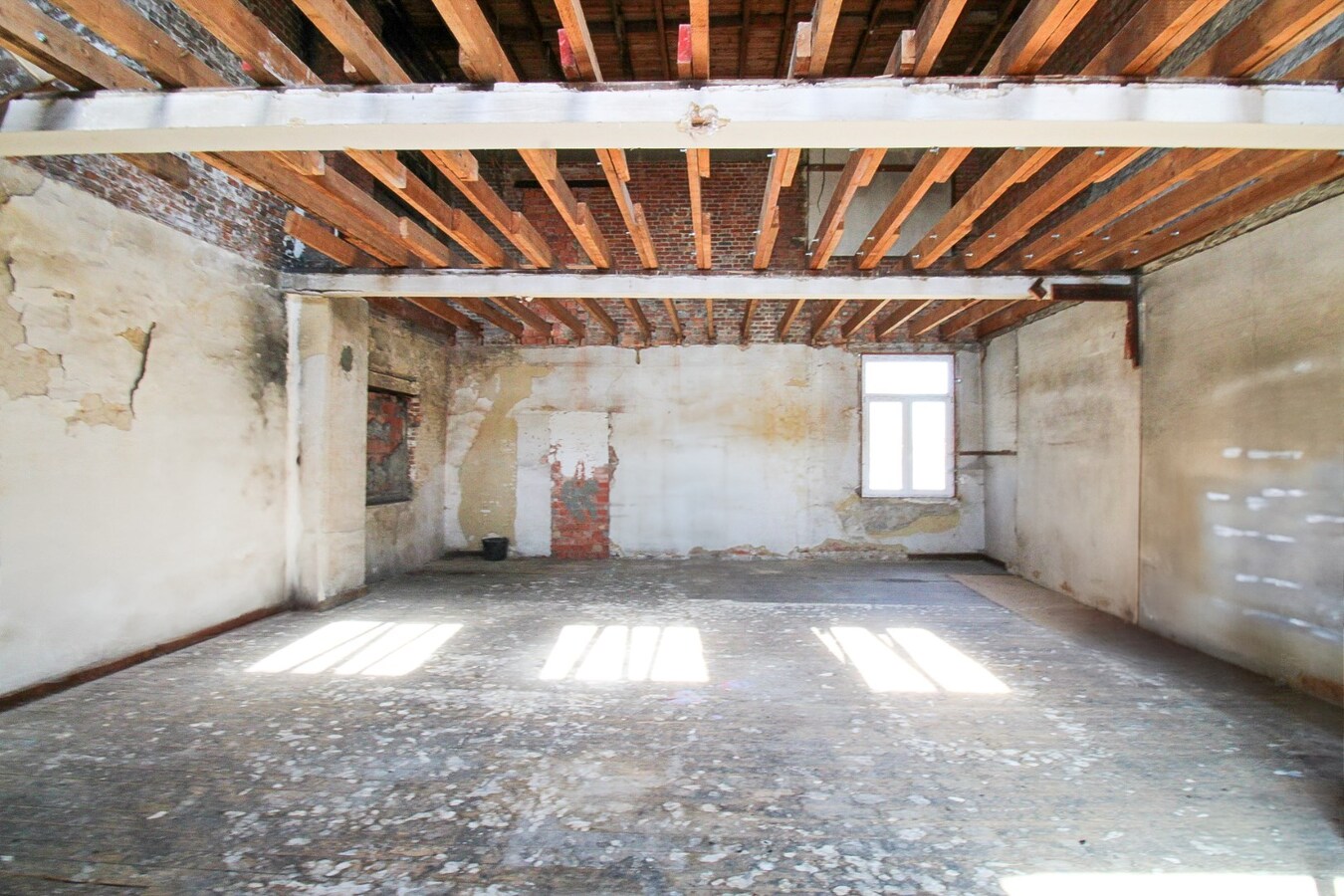 Investeren in het hart van Sint-Niklaas: Veelzijdig handelshuis met uitbreidingspotentieel in bruisend centrum te koop 