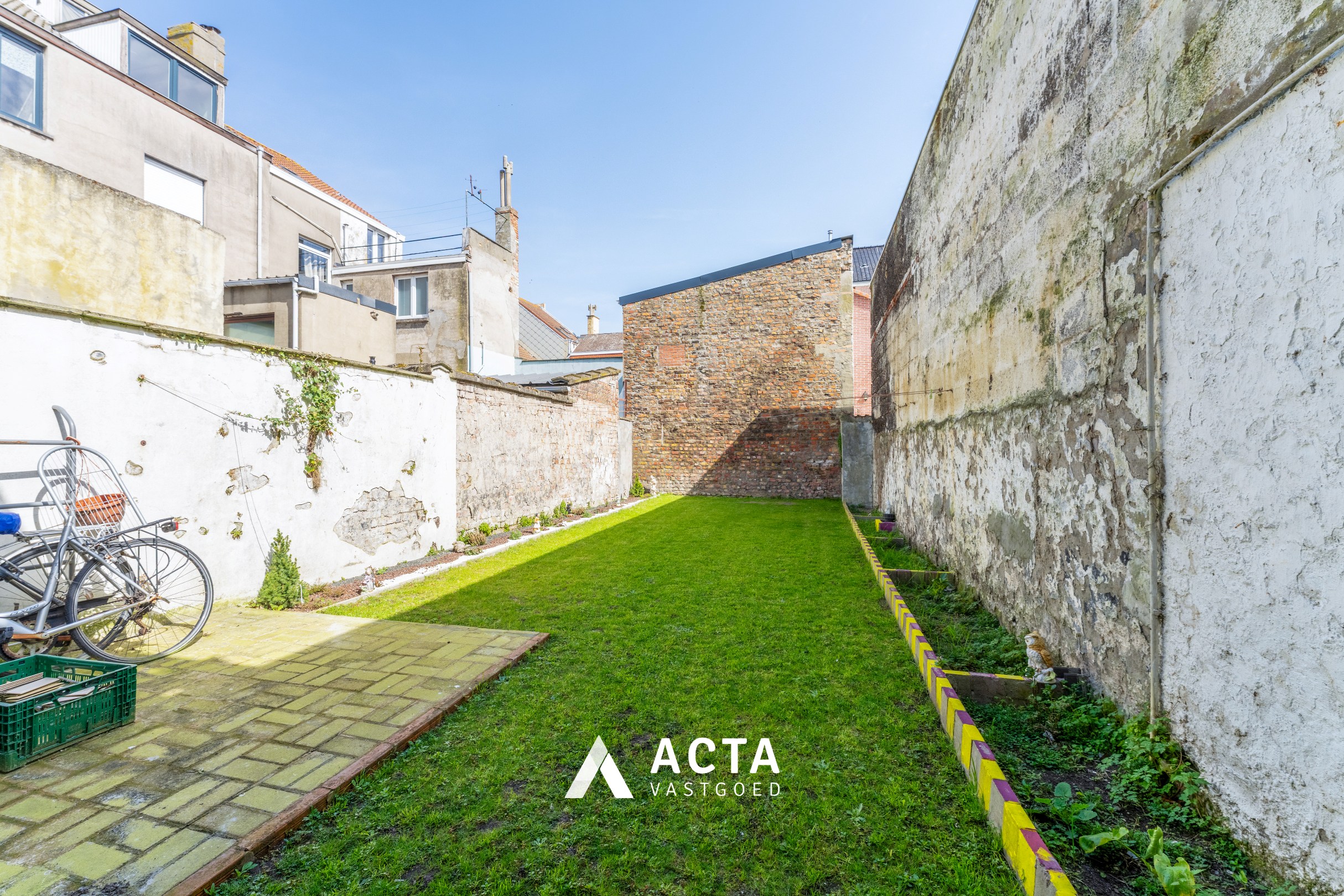 Ruime te renoveren stadswoning met 5 slaapkamers en tuin 