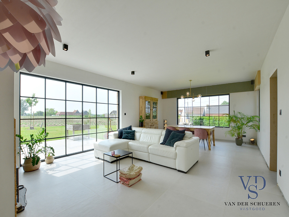 Exceptioneel gelegen, eigentijdse bungalow-villa. 