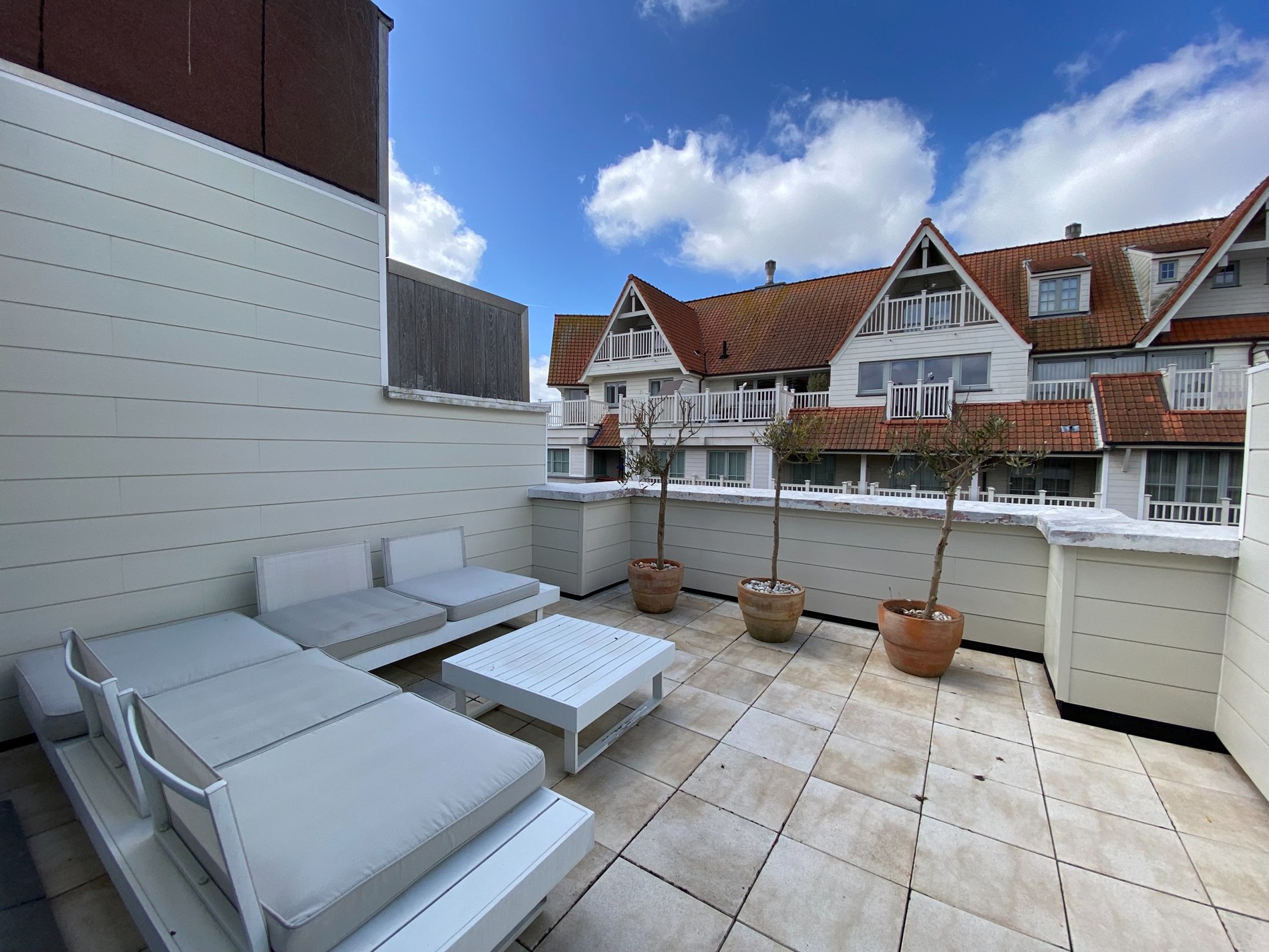 GEMEUBELD: Lichtrijke en recent gerenoveerde penthouse met ruim zuidgericht terras van 19m2, op wandelafstand van het strand en de winkels. 