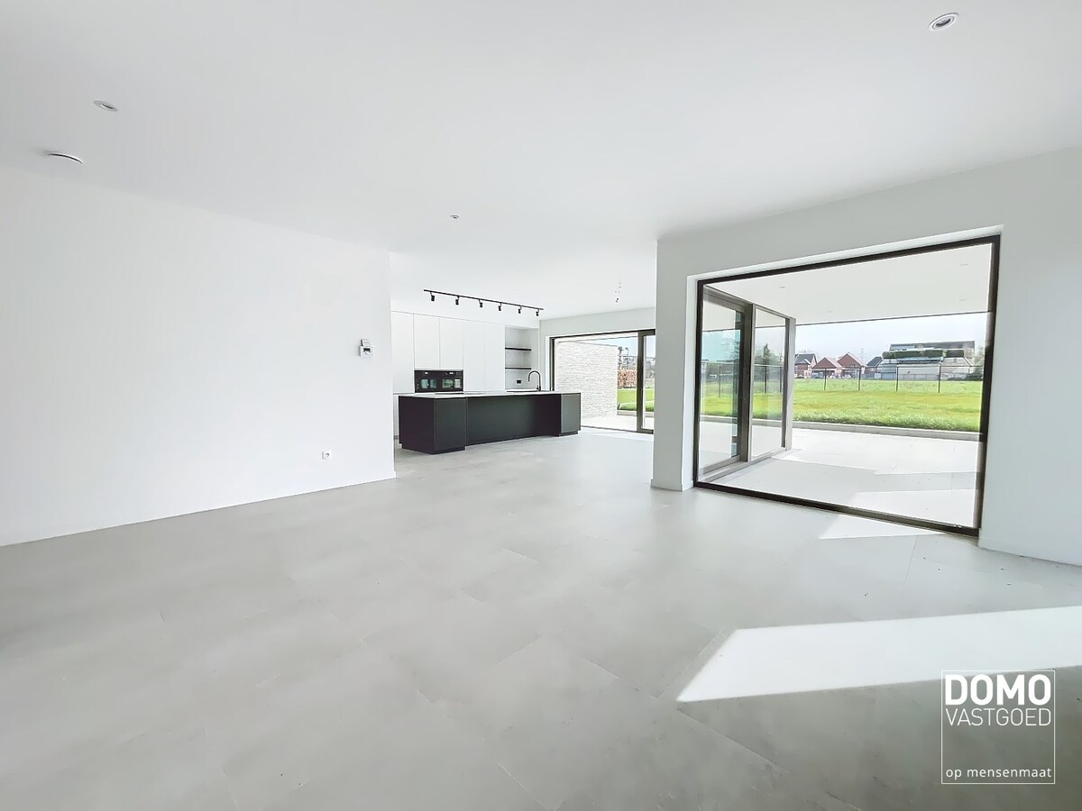 MODERNE NIEUWBOUWWONING MET TUIN,OVERDEKT TERRAS EN INPANDIGE GARAGE TE HASSELT 