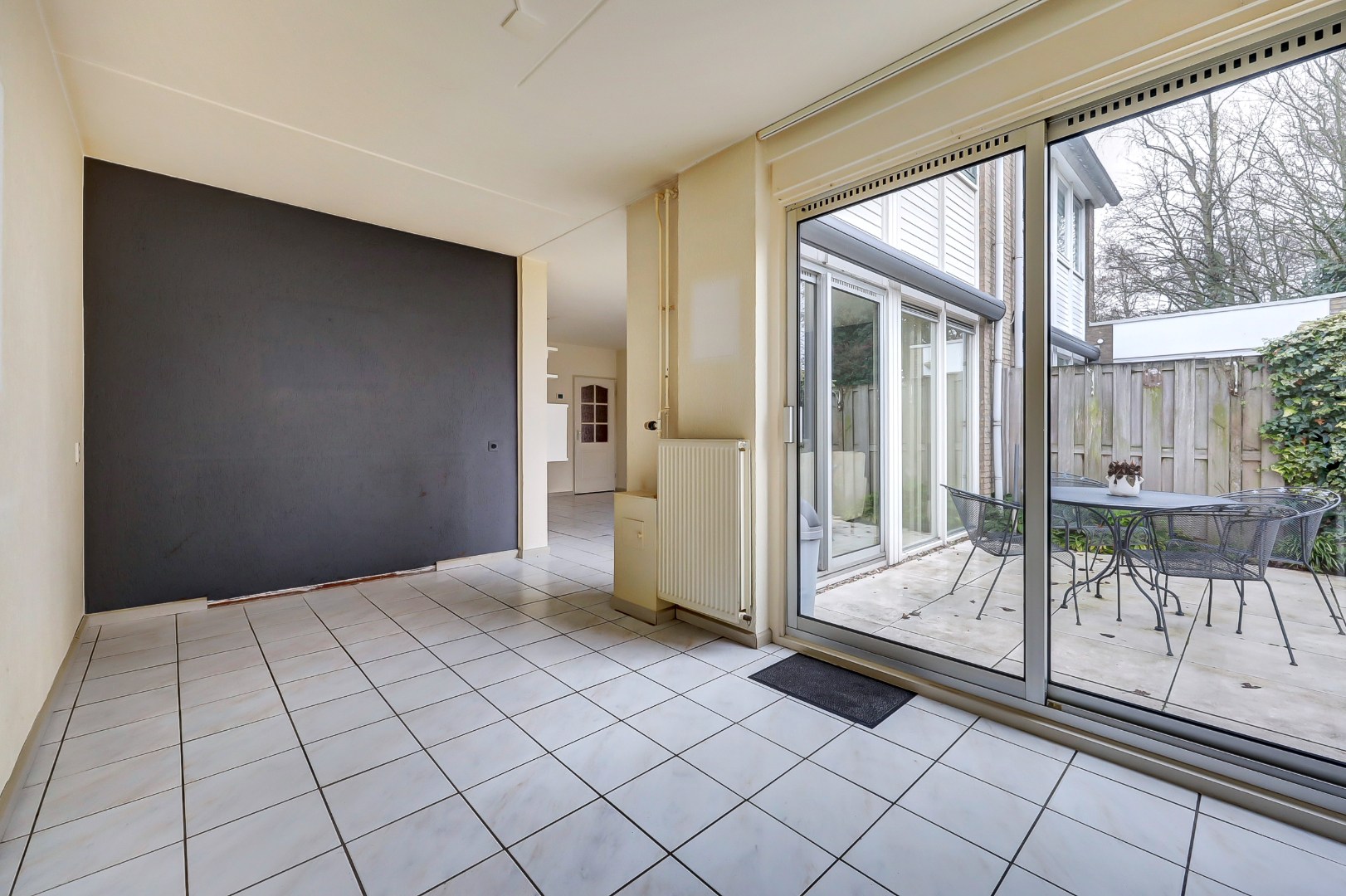 Ruime en lichte 2-onder-1-kap woning met parkeerplaats, garage, 3 slaapkamers, en zonnige tuin op het zuidwesten direct aan het water 