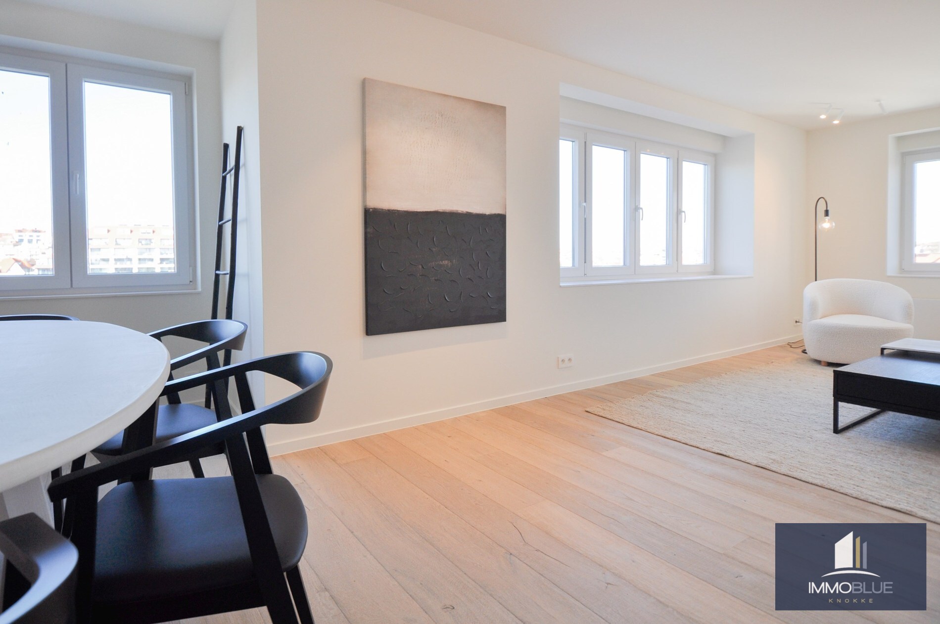 Appartement entièrement rénové et situé au calme, offrant une vue magnifique sur le Zegemeer. 