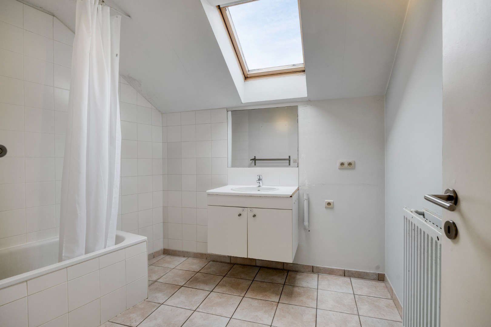 Appartement met 3 slaapkamers, autostaanplaats en terras in het centrum van Lubbeek – EPC 220 kWh/m² - bewoonbare opp. 182 m² 