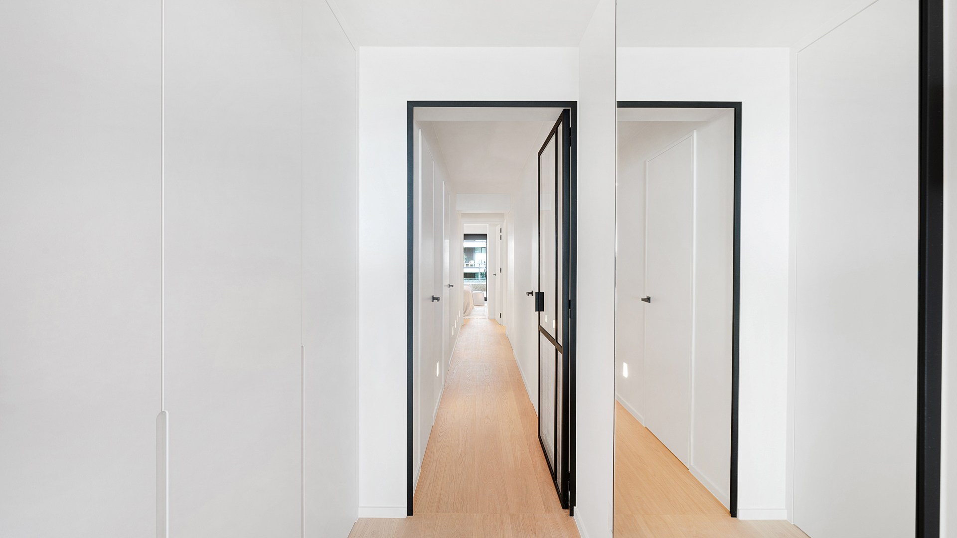 Op een absolute topligging aan de zeedijk in het Zoute bevindt zich dit prachtig gerenoveerde appartement op de eerste verdieping van een standingvolle residentie, met een gevelbreedte van 5,20 meter 