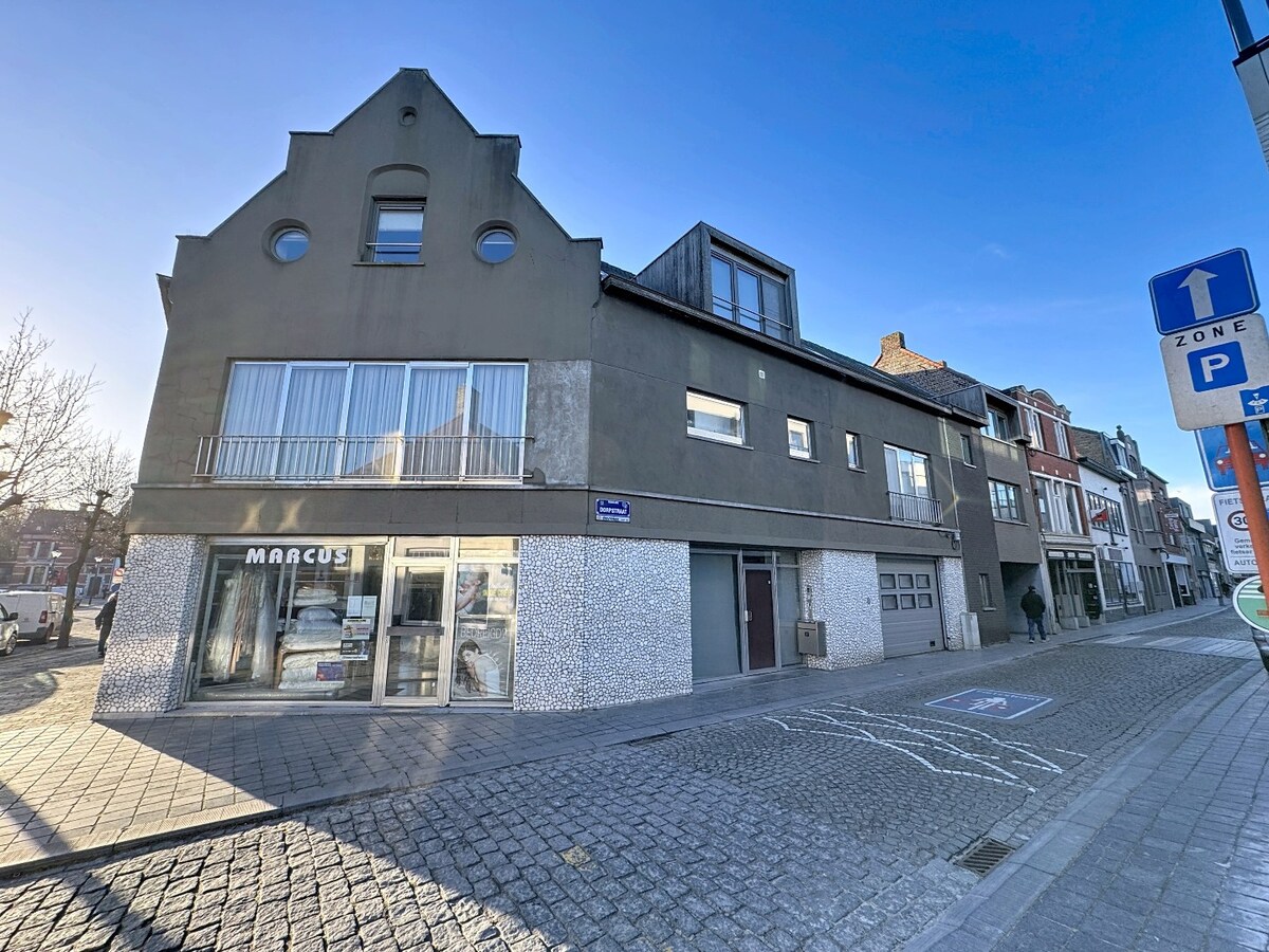 Opbrengsteigendom bestaande uit 3 appartementen en handelsgelijkvloers gelegen in het centrum van Koekelare 