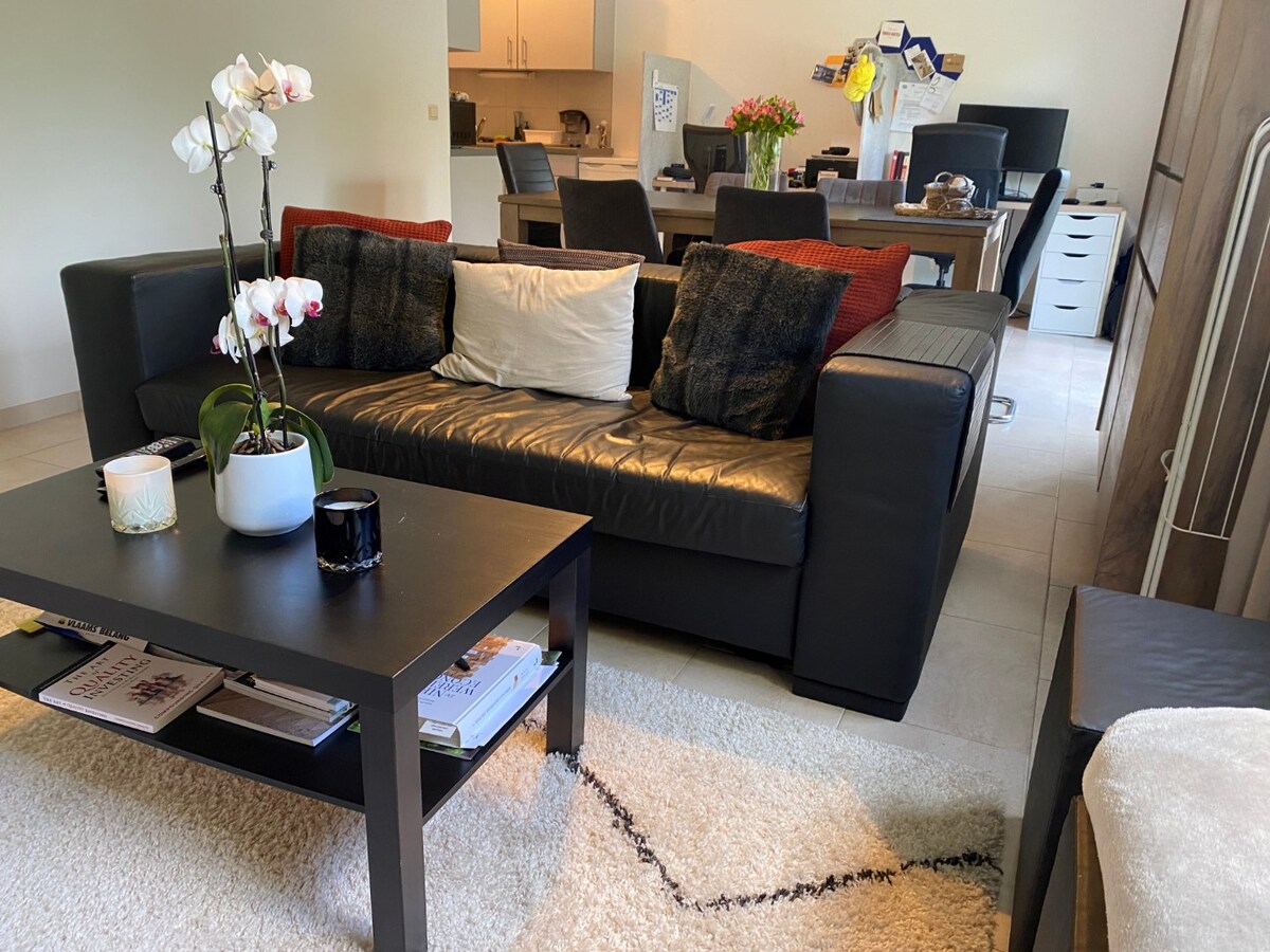 Eigentijds appartement met 2 autostaanplaatsen 