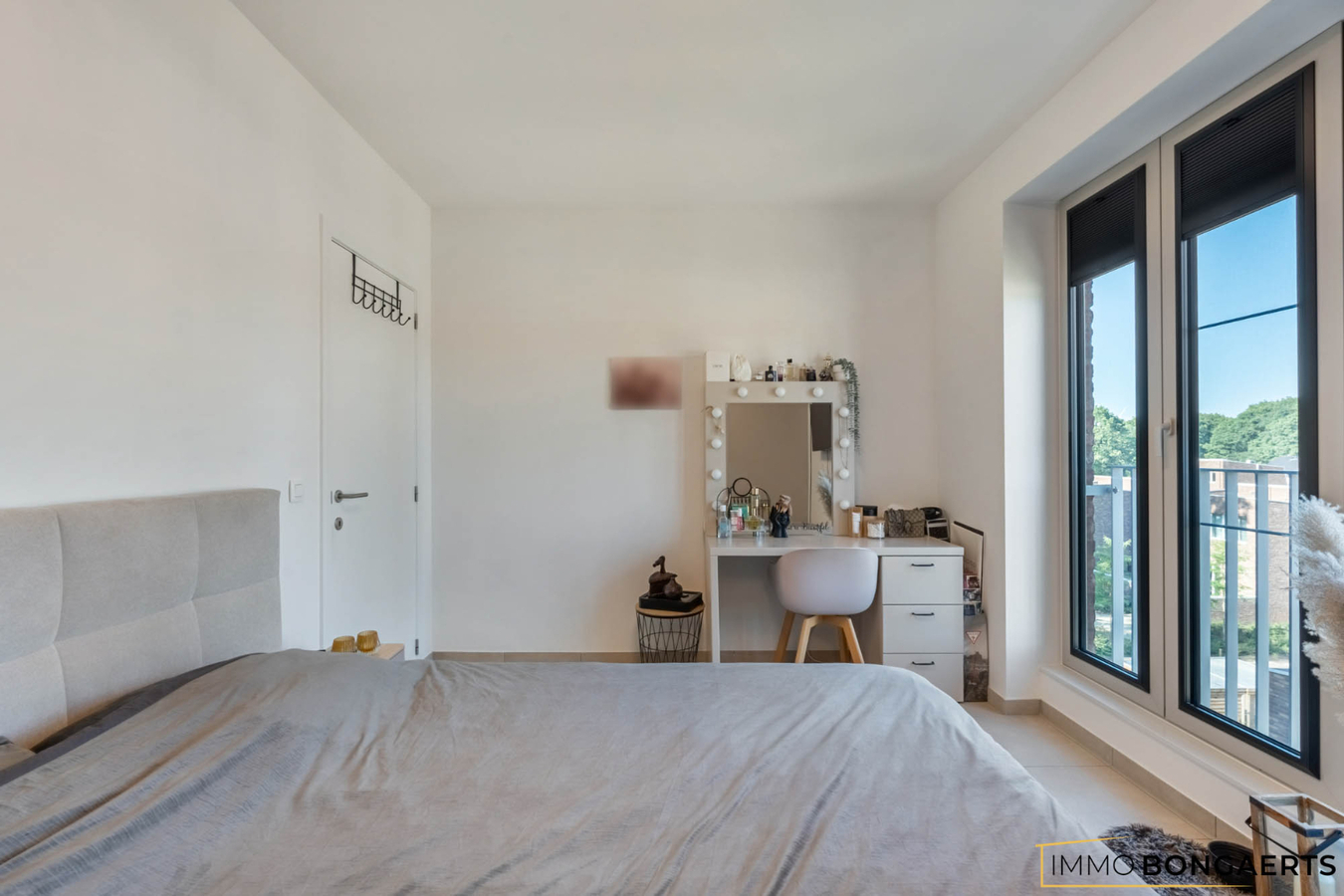 Recent modern appartement met kelder en parkeergarage 