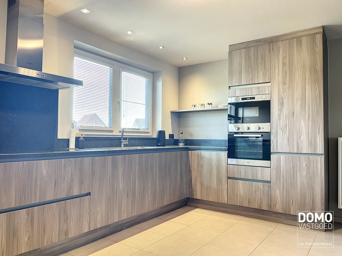 Luxe duplex appartement met terras, garage en 2 slaapkamers in Beverst - Volledig bemeubeld. 