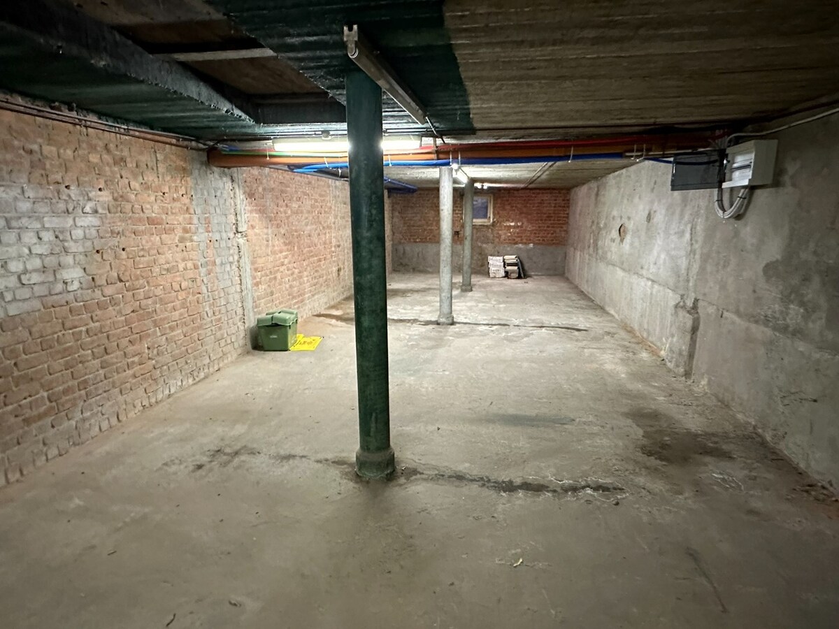 Gelijkvloersppartement met 3 slpk, dubbele garage, tuin en ruime kelder (120 m²) 