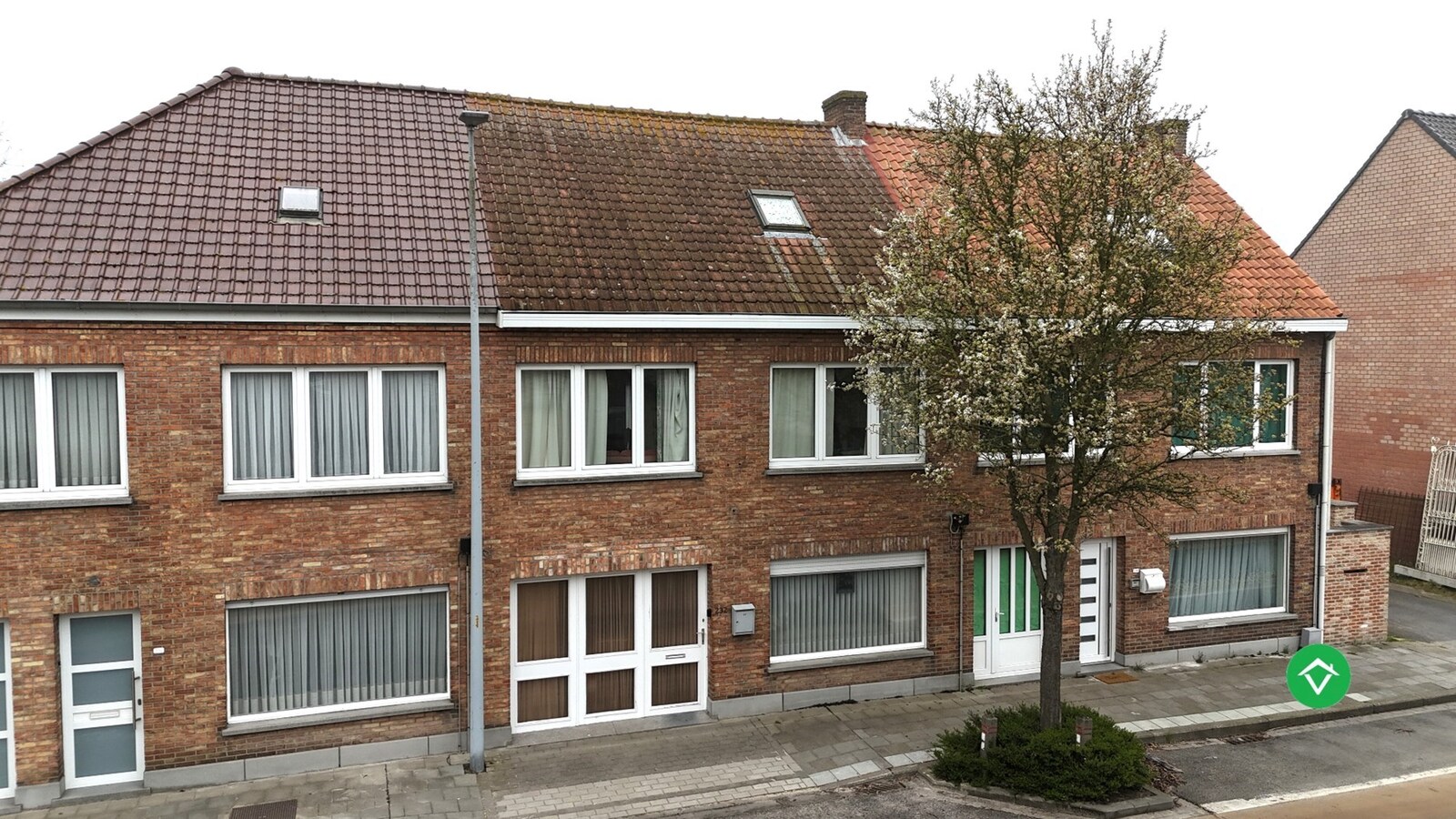 Charmante woning gelegen op een boogscheut van het centrum van Eernegem 