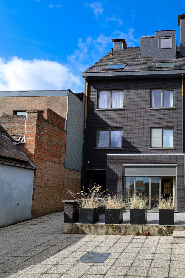 Gelijkvloers appartement met garagebox op uitstekende ligging 