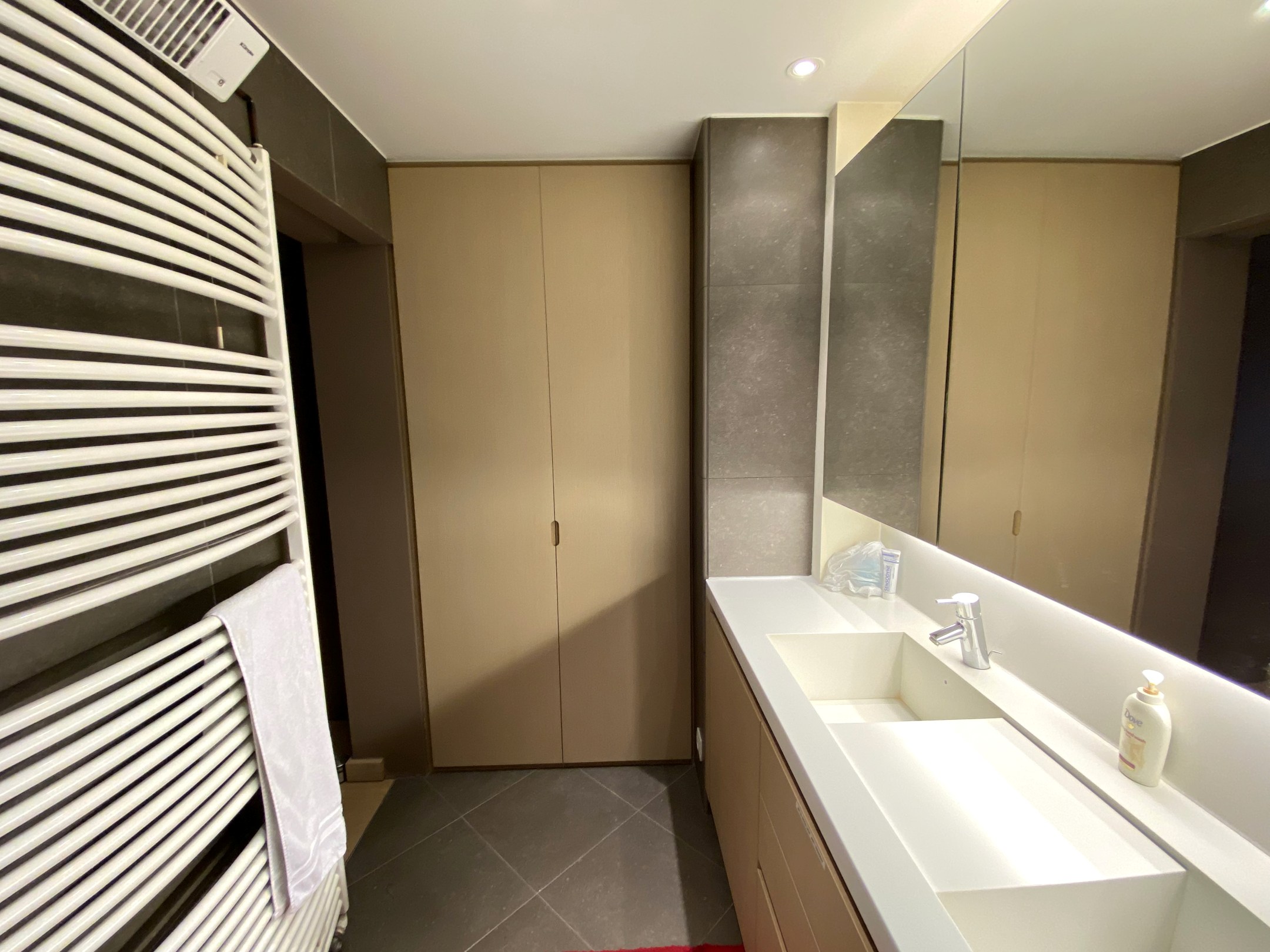 Non-meublé - Appartement spacieux et confortable avec 2 terrasses, idéalement situé sur la Lippenslaan. 