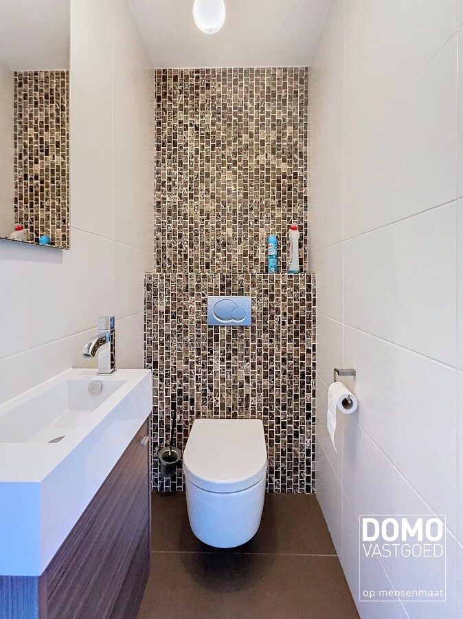 RUIM 2 SLAAPKAMER APPARTEMENT MET ONDERGRONDSE AUTOSTANDPLAATS EN TERRAS TE KERMT 