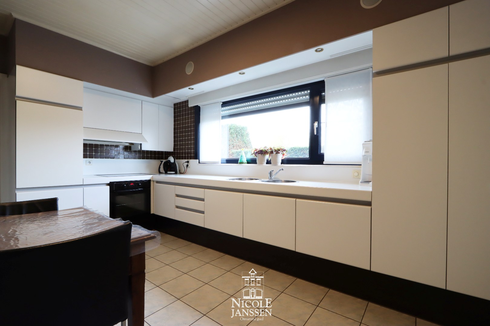 Keuken met eetruimte