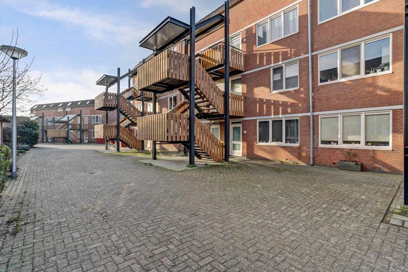 Een fijne benedenwoning op een toplocatie, perfect voor starters die hun woonwensen willen realiseren. Kom kijken en laat u verrassen! 