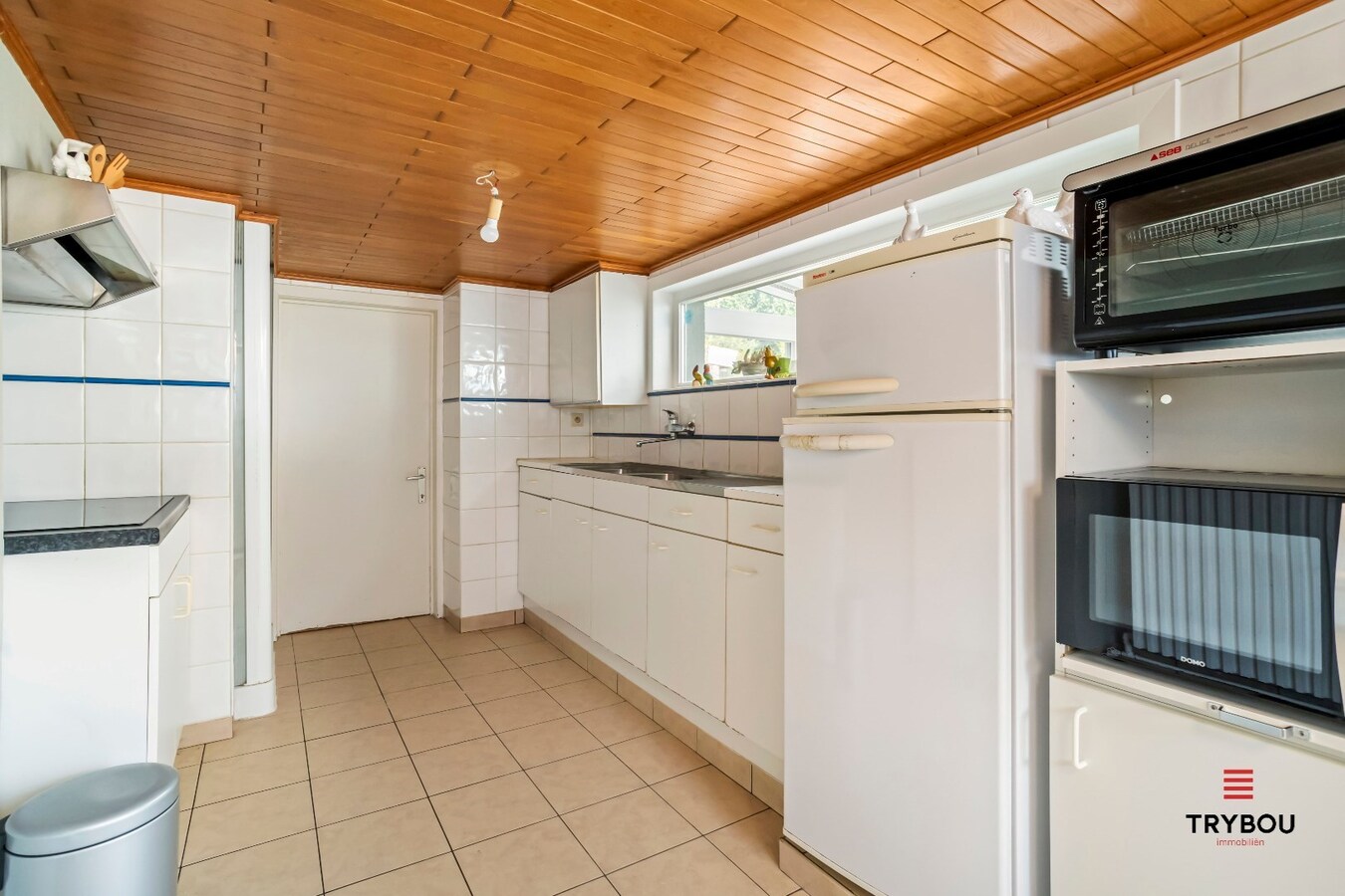 Centraal gelegen, halfopen woning met loods op perceel van 625m² 