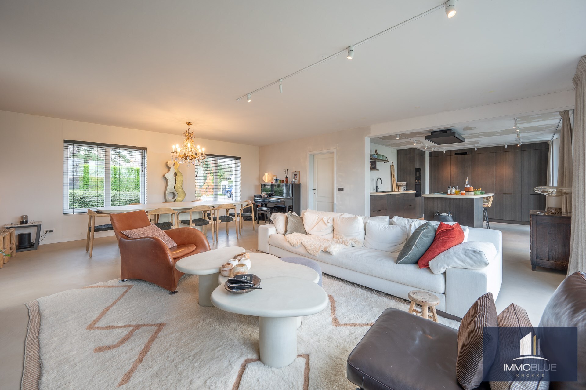 Charmante hoeve met volledig ingericht atelier gelegen op een perceel van ongeveer 5.500 m². 