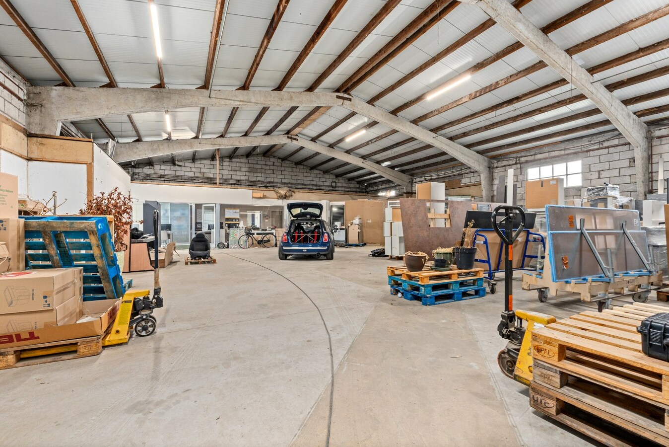 Veelzijdige bedrijfssite (4.082 m²) met 850 m² magazijn 