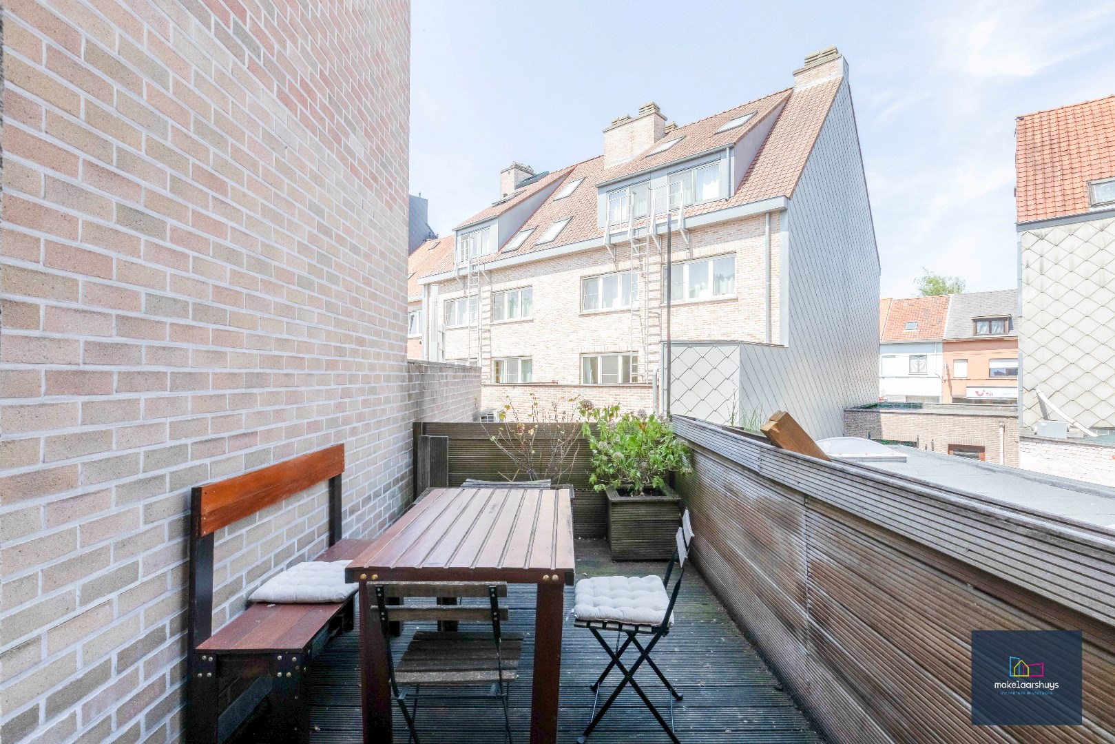 Eigendom met handelsgelijkvloers en duplexappartement 