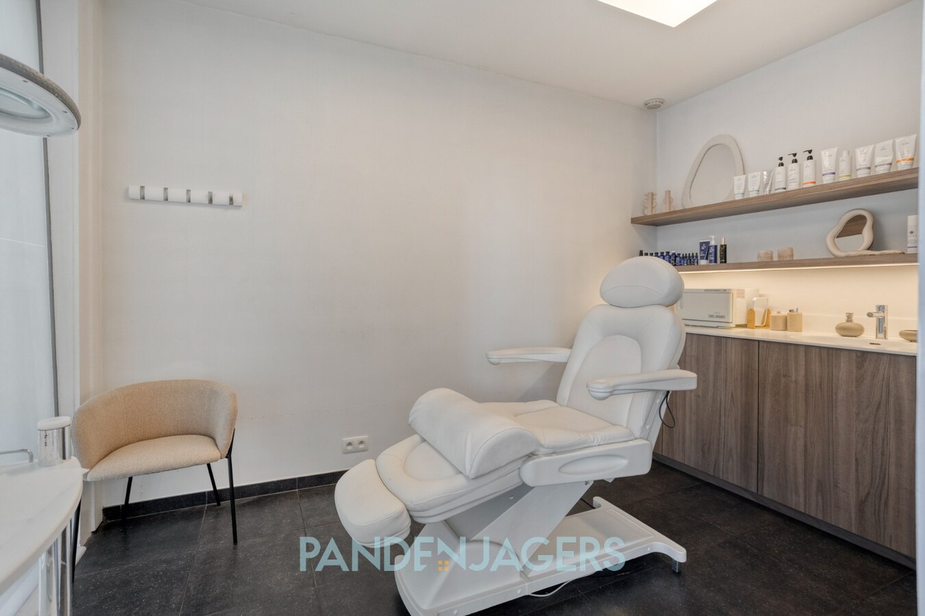 Stijlvol en hoogwaardig afgewerkt handelspand met visibiliteit te Duffel 