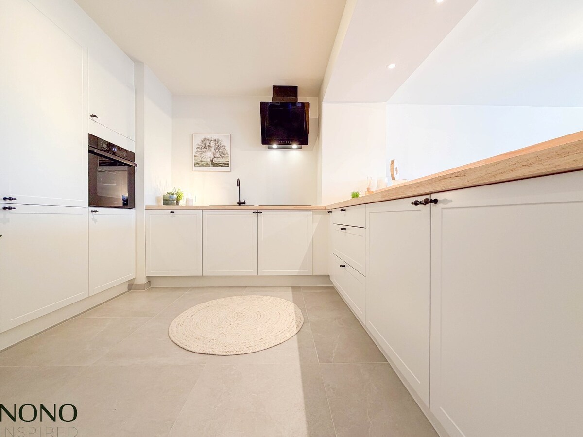 Fantastisch 2-slaapkamer appartement met staanplaats en terras pal in de Doorniksewijk ! 