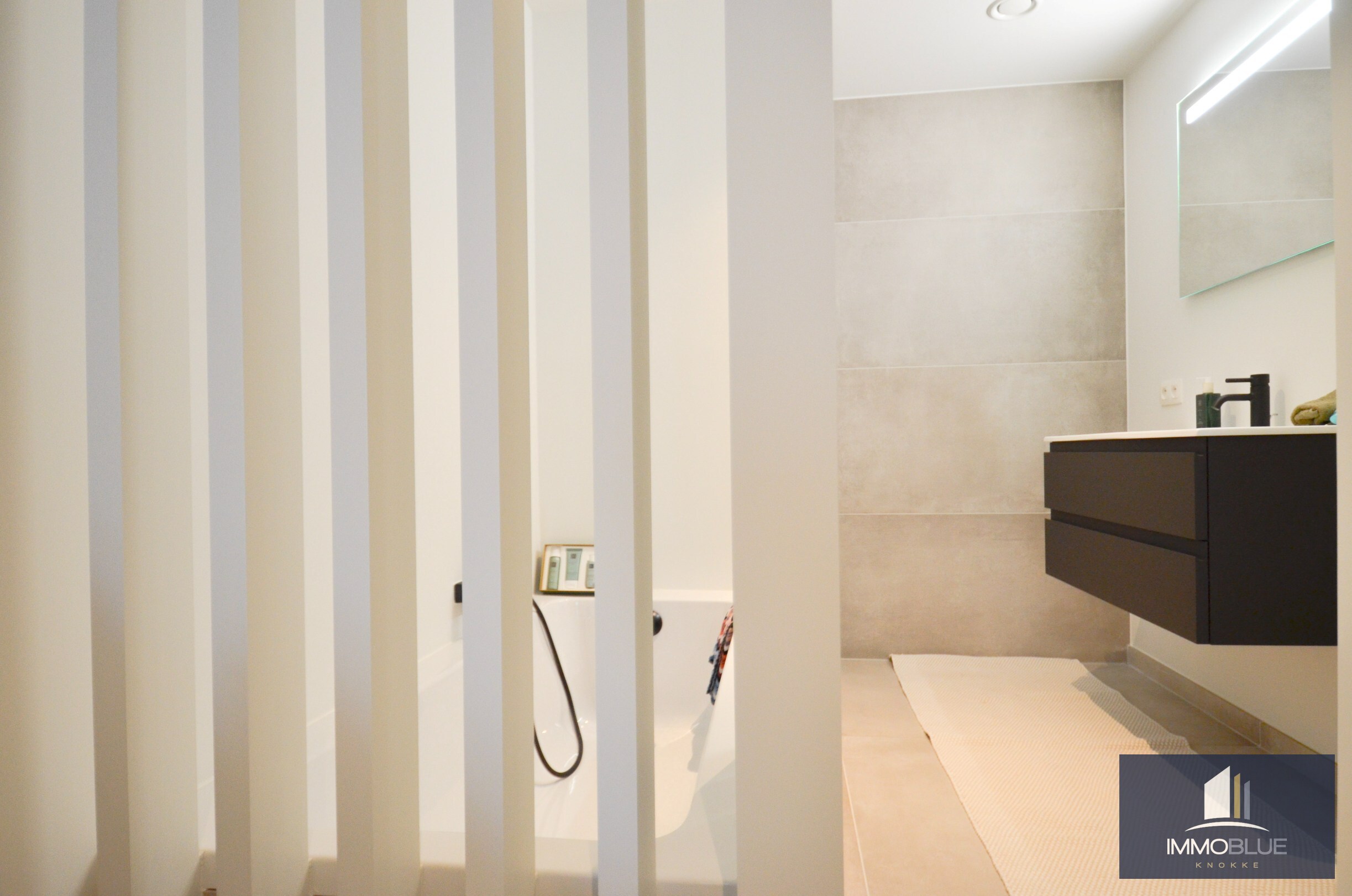 Appartement élégant avec spacieuse terrasse ensoleillée dans la résidence The Tower. 