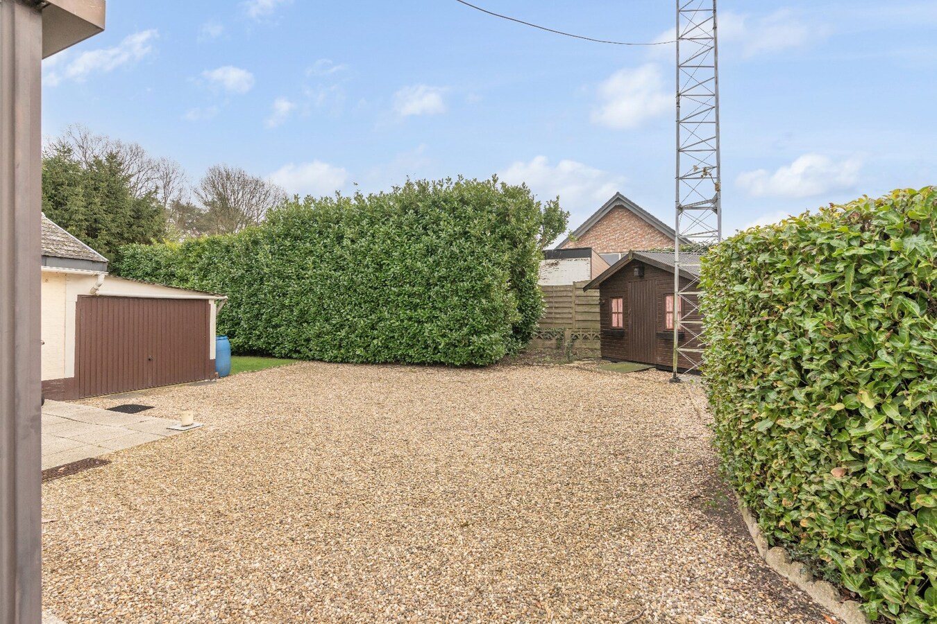 Rustig gelegen gelijkvloerse woning met garage en 3 slaapkamers in Niel-bij-As . 