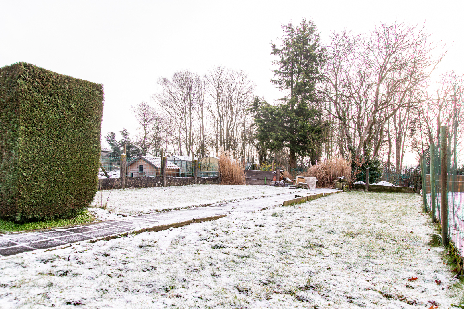 Op te frissen HoB met 3 slpks, rustig gelegen te Adegem 