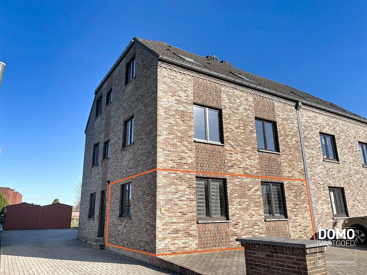 Ruim appartement rustig gelegen in Kuringen. Dichtbij winkels, scholen, autosnelwegen en openbaar vervoer. 