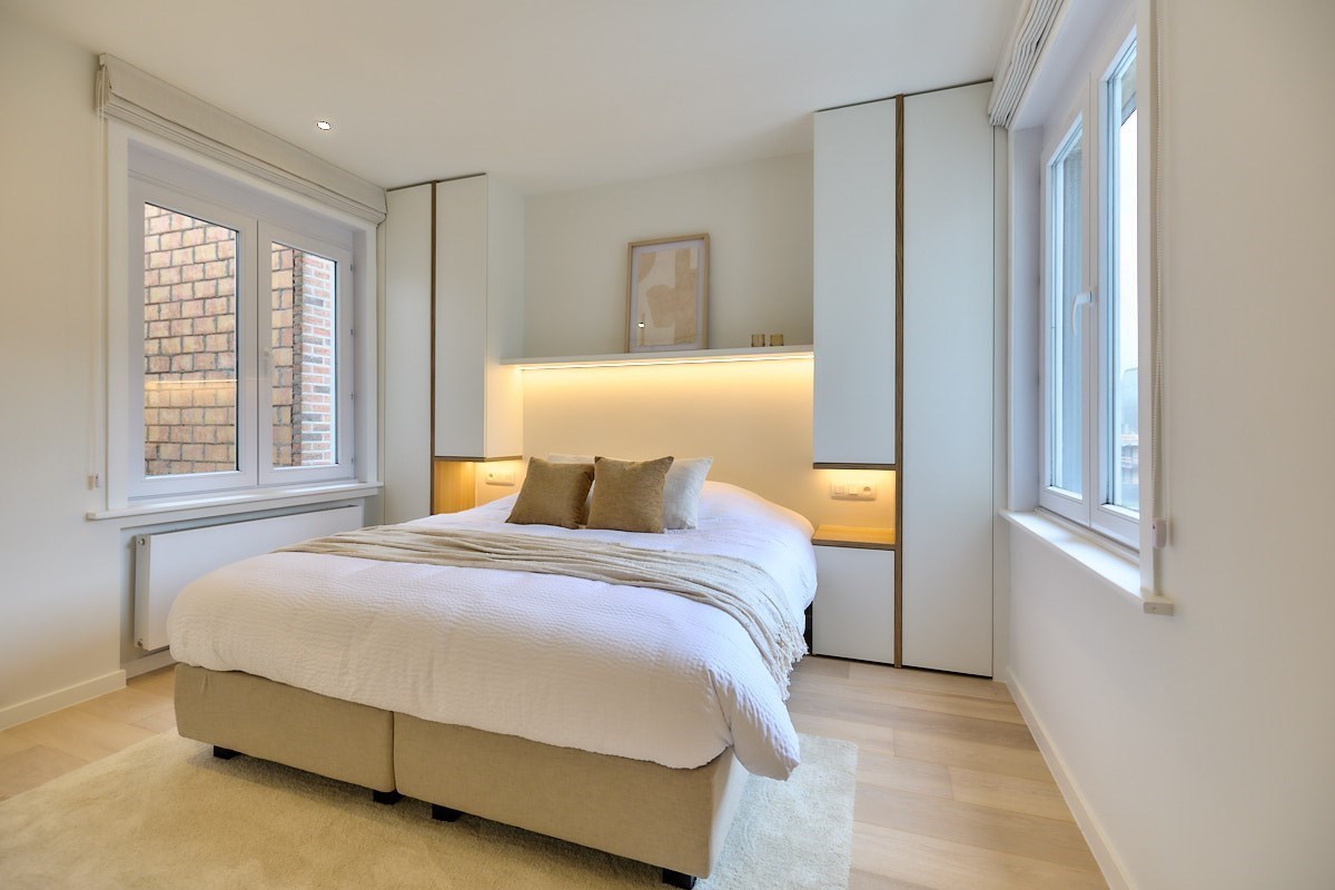 Appartement entièrement rénové avec 4 chambres, situé au centre de Knokke, près de l'avenue Dumortier, avec vue latérale sur la mer. 