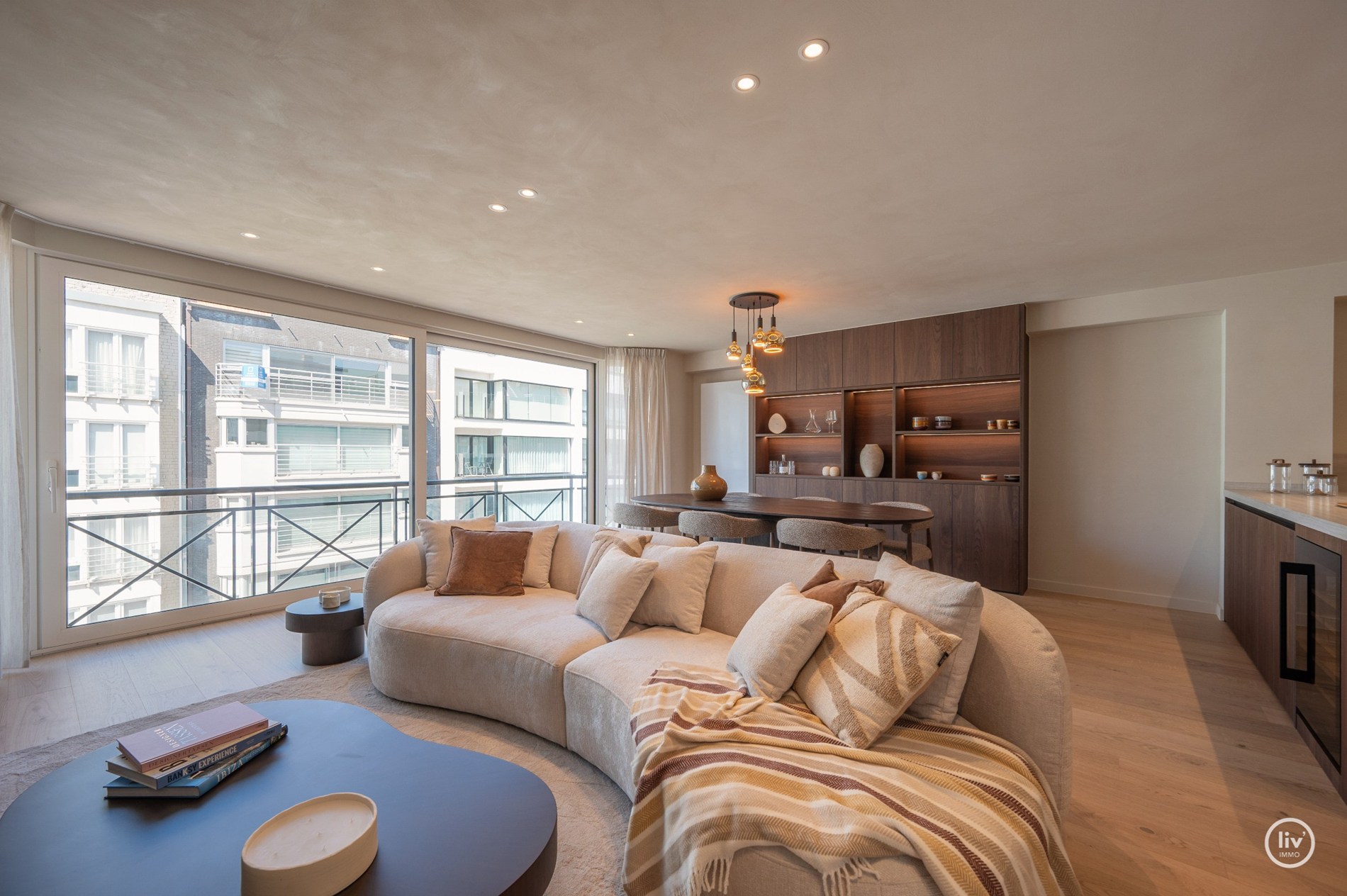 Projet de rénovation luxueux comprenant 3 chambres, situé sur l'avenue Dumortier (largeur de façade de 7 mètres). 