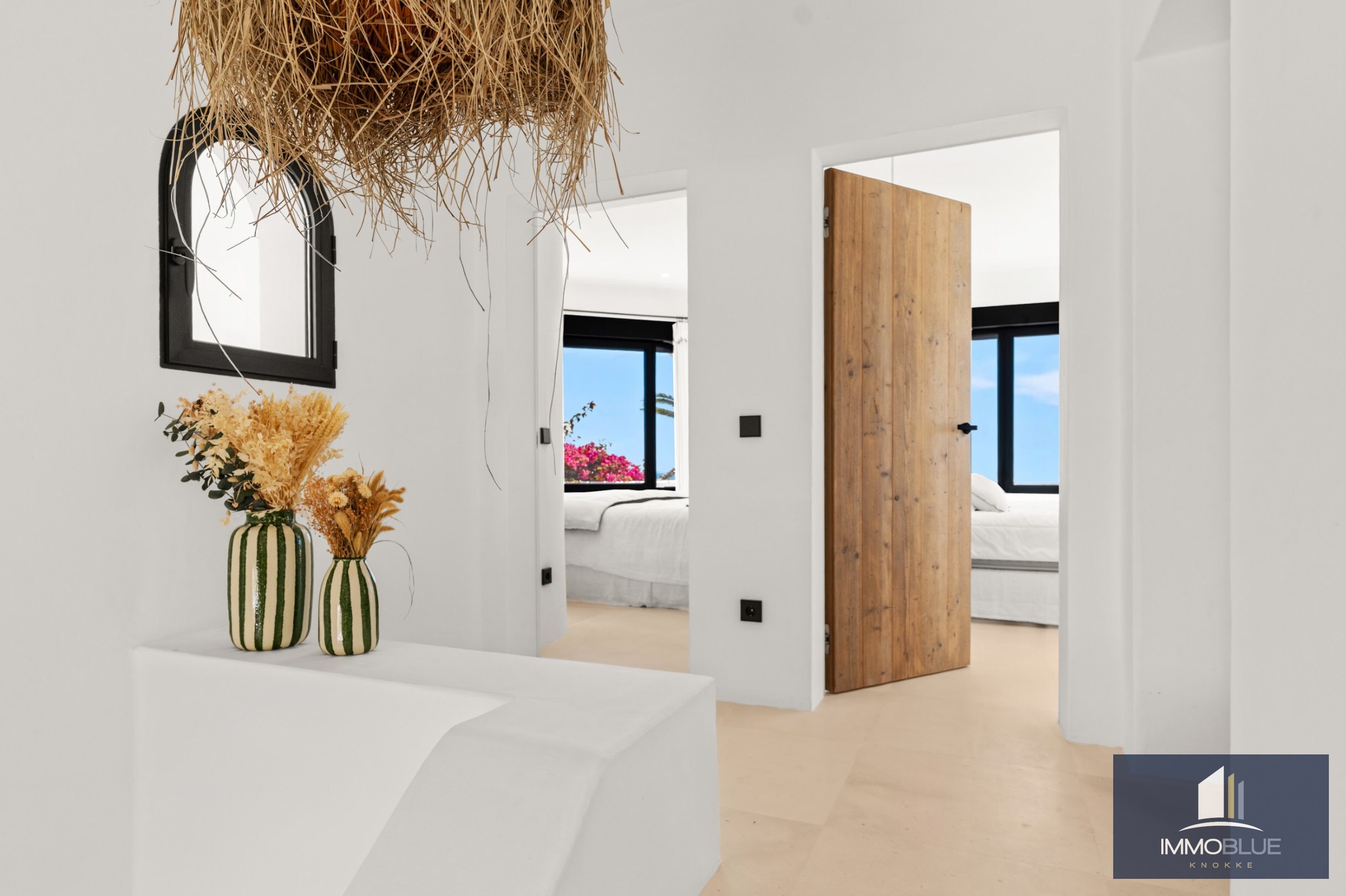 Villa méditerranéenne rénovée avec vue sur mer dans un environnement côtier calme 