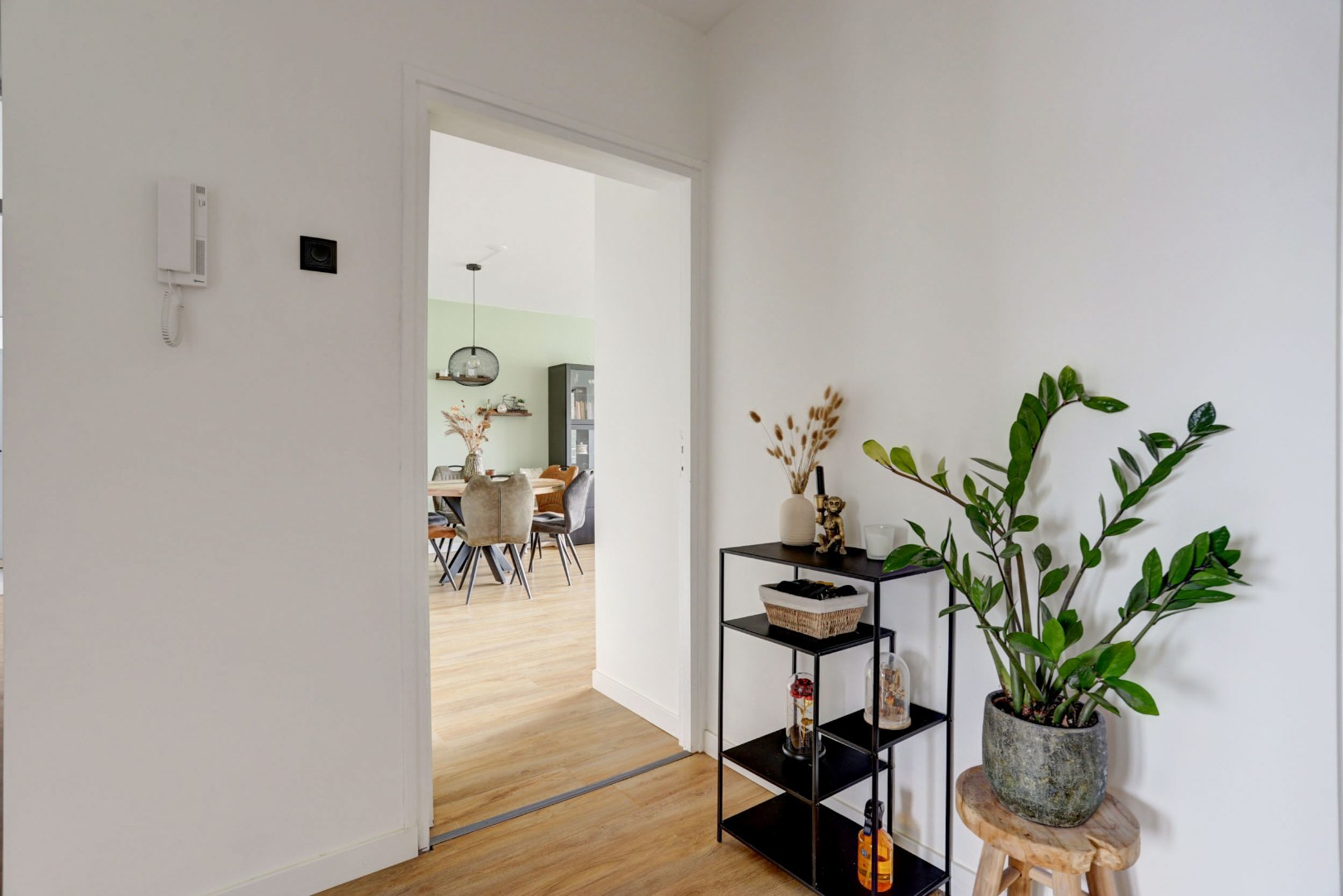 Zonder klussen te betrekken, instapklaar 3-(voorheen 4) kamer appartement met moderne keuken en badkamer, 2 balkons, berging in de onderbouw en gelegen op eigen grond! 