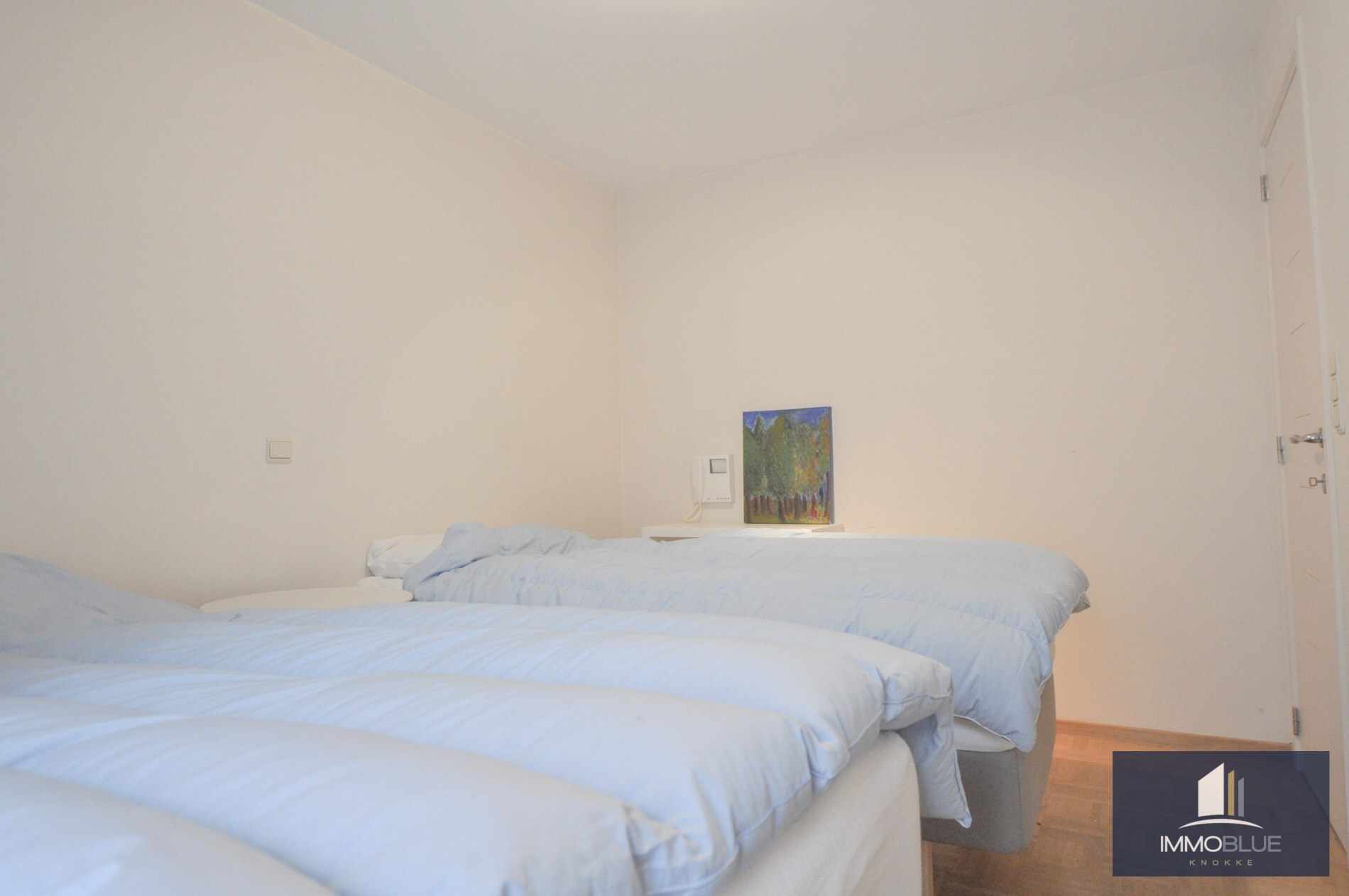 Lichtrijk appartement met een ruim zuidwest gericht terras gelegen nabij het commercieel centrum en het strand. 