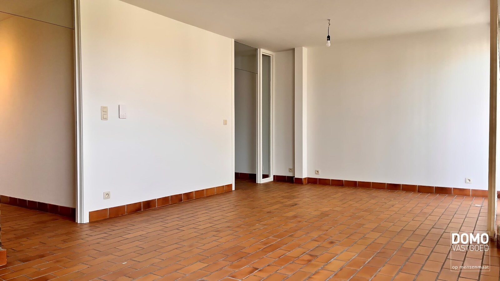 Instapklaar twee-slaapkamer appartement gelegen in het centrum van Kermt. 