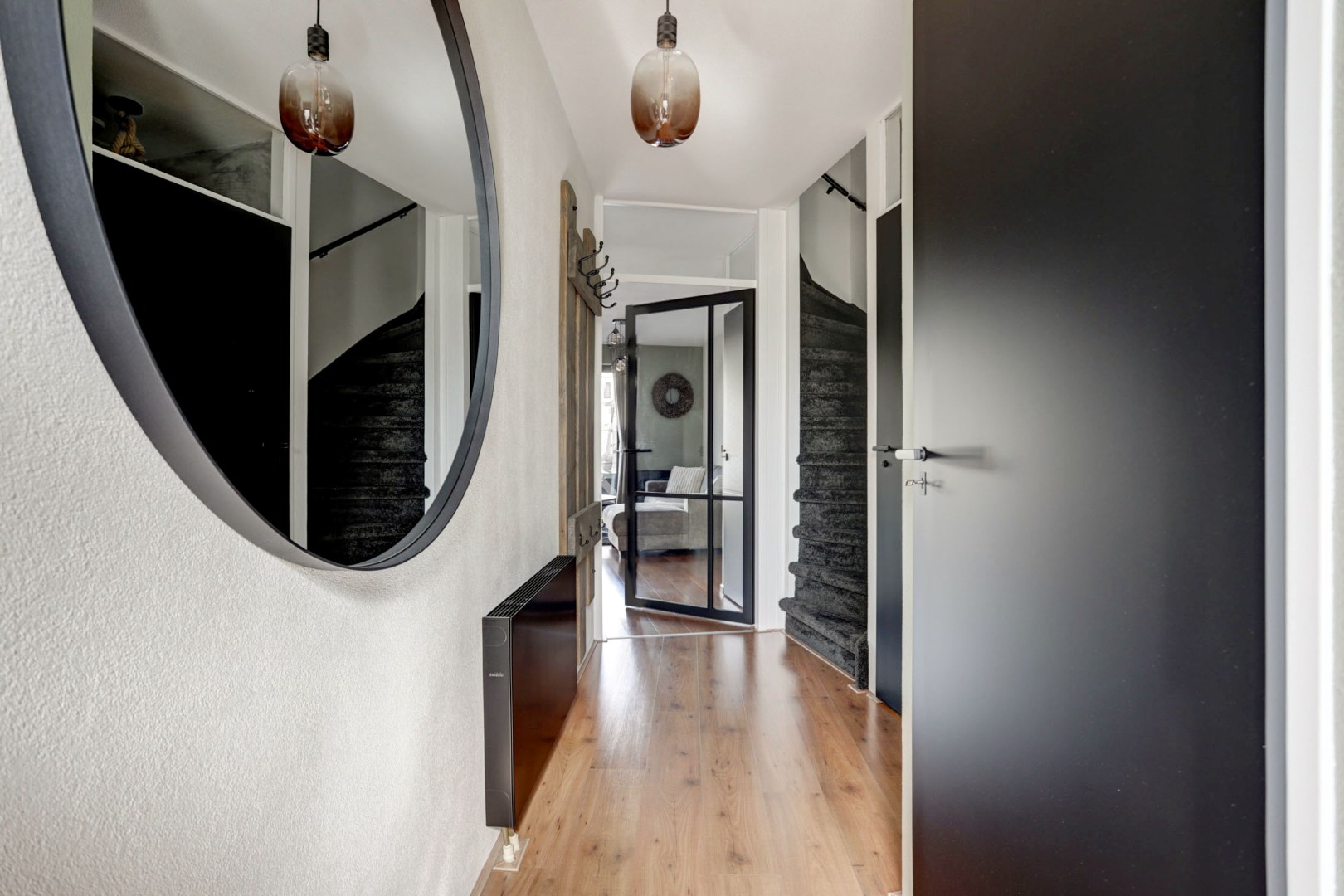 Energiezuinige (A-label) en uitstekend onderhouden 4-kamer tussenwoning met voor- en achtertuin met houten berging! 