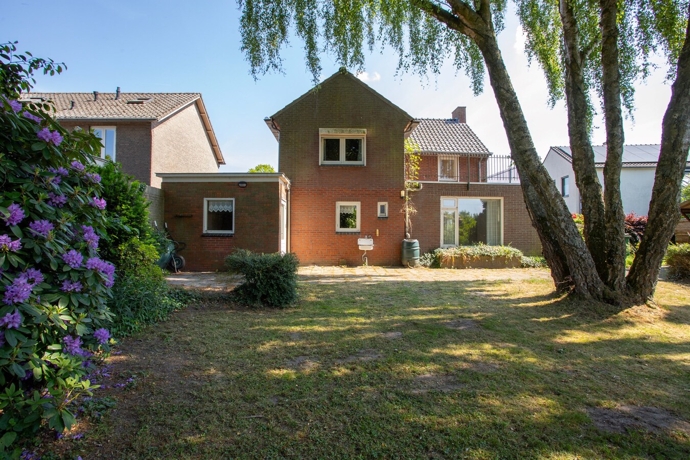 Royale vrijstaande gezinswoning gelegen op 500m2 in het centrum van Hoogeloon. 